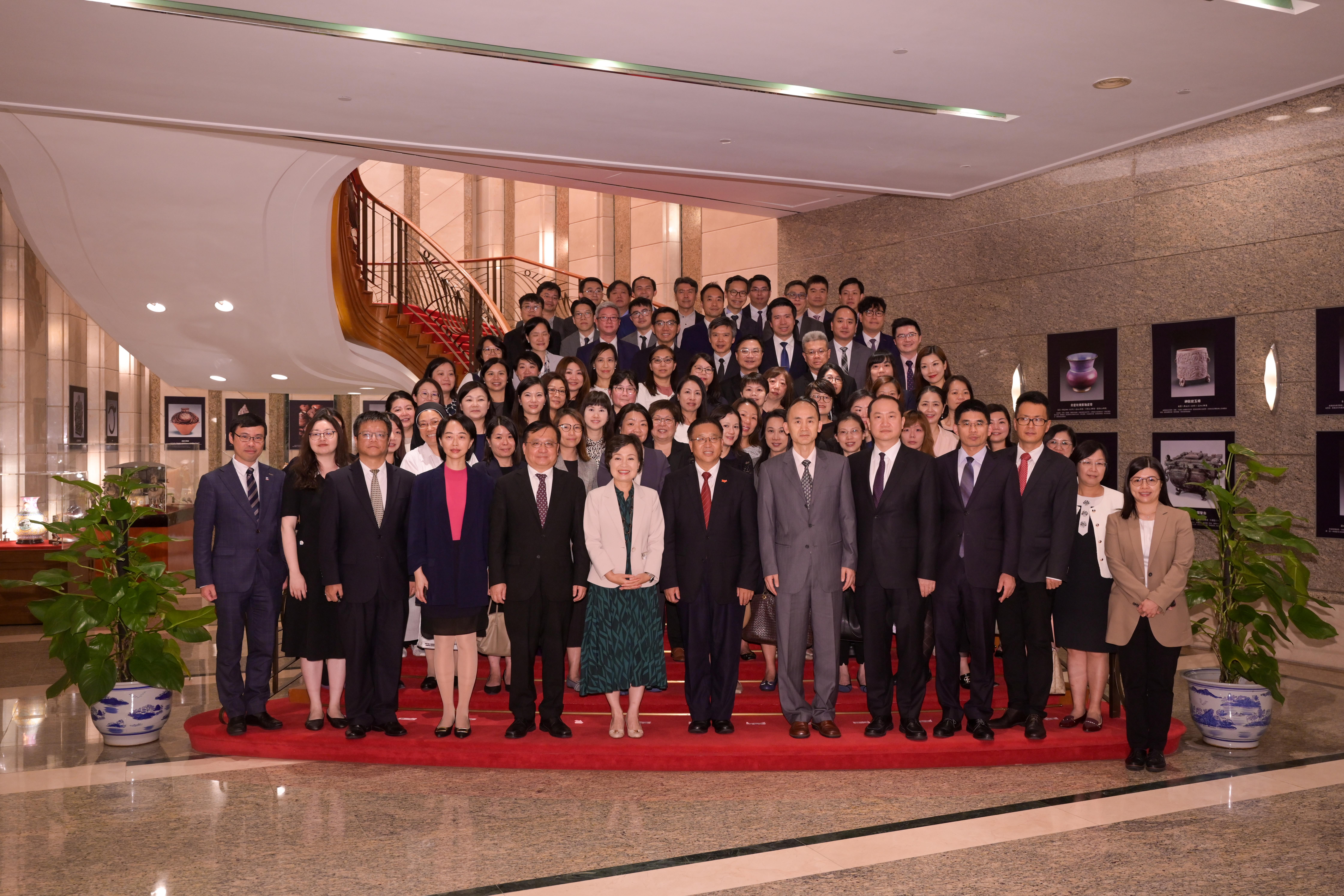 大陆外交部驻港公署18日为香港90位新任中小学校长举行「比较不同国家国安法」主题讲座。（中新社）