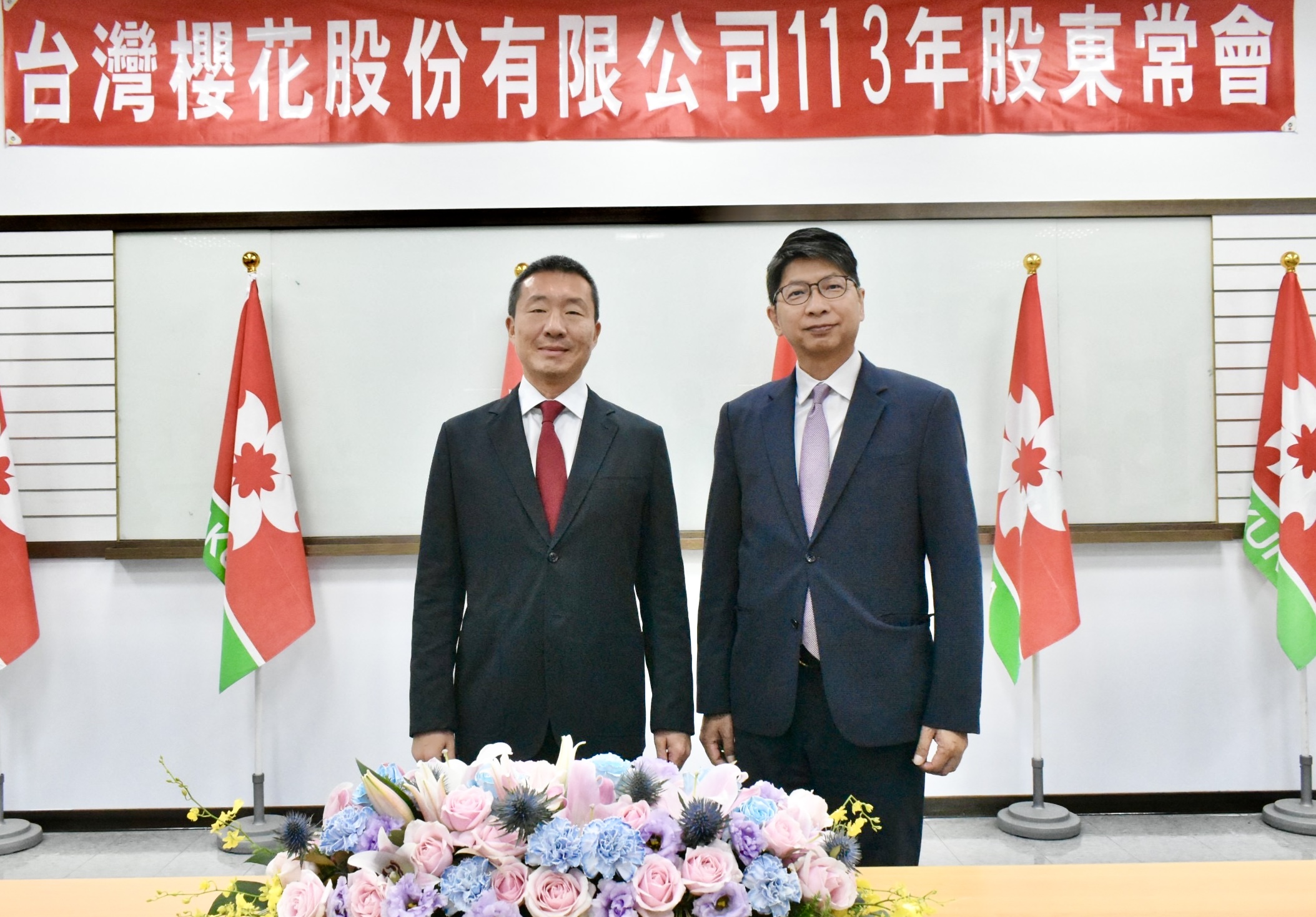 台湾樱花董事长张永杰(左)与总经理李惠恂(右)共同宣布今年是樱花Al元年。记者宋健生/摄影