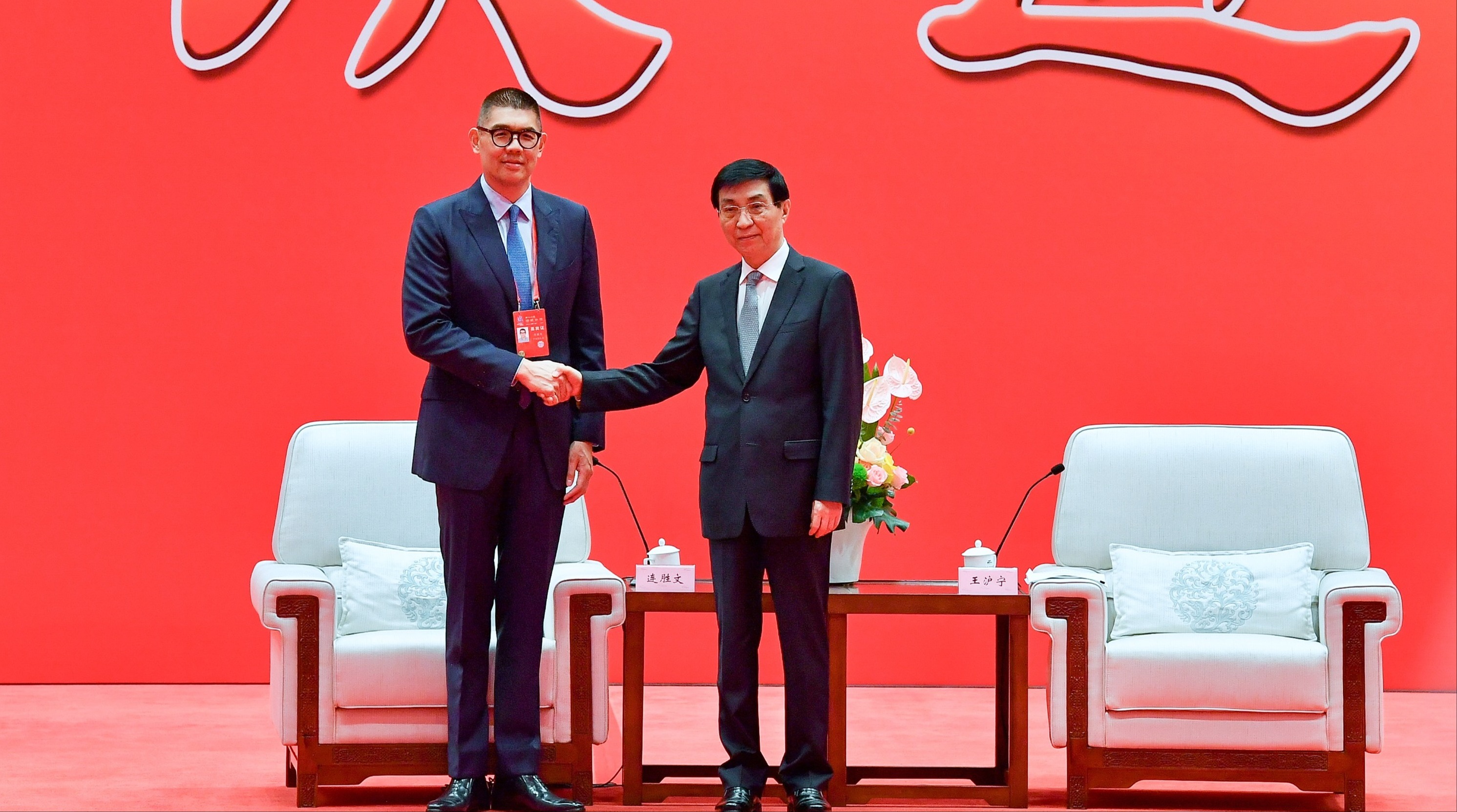 国民党副主席连胜文（左）参加在厦门举行的海峡论坛大会，与大陆全国政协主席王沪宁（右）握手致意。中新社