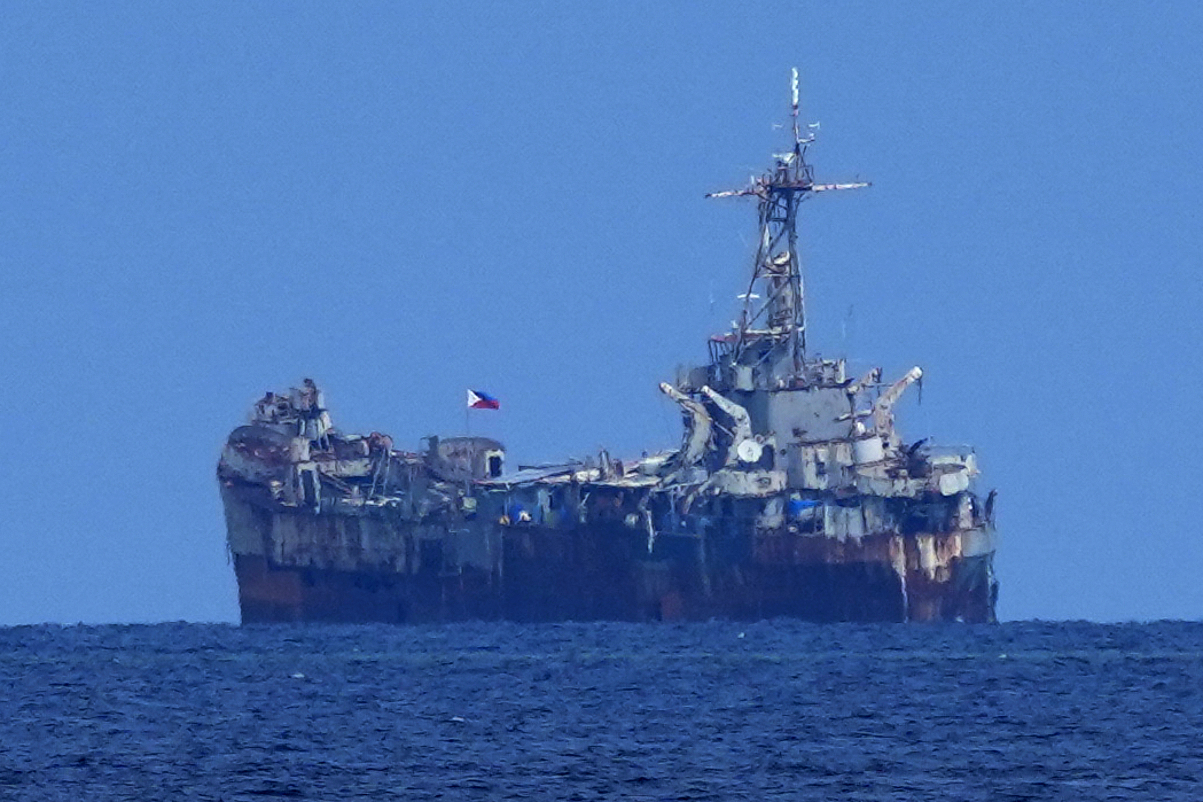 菲律宾搁浅在仁爱暗沙的菲舰马德雷山号，摄于去年8月。美联社