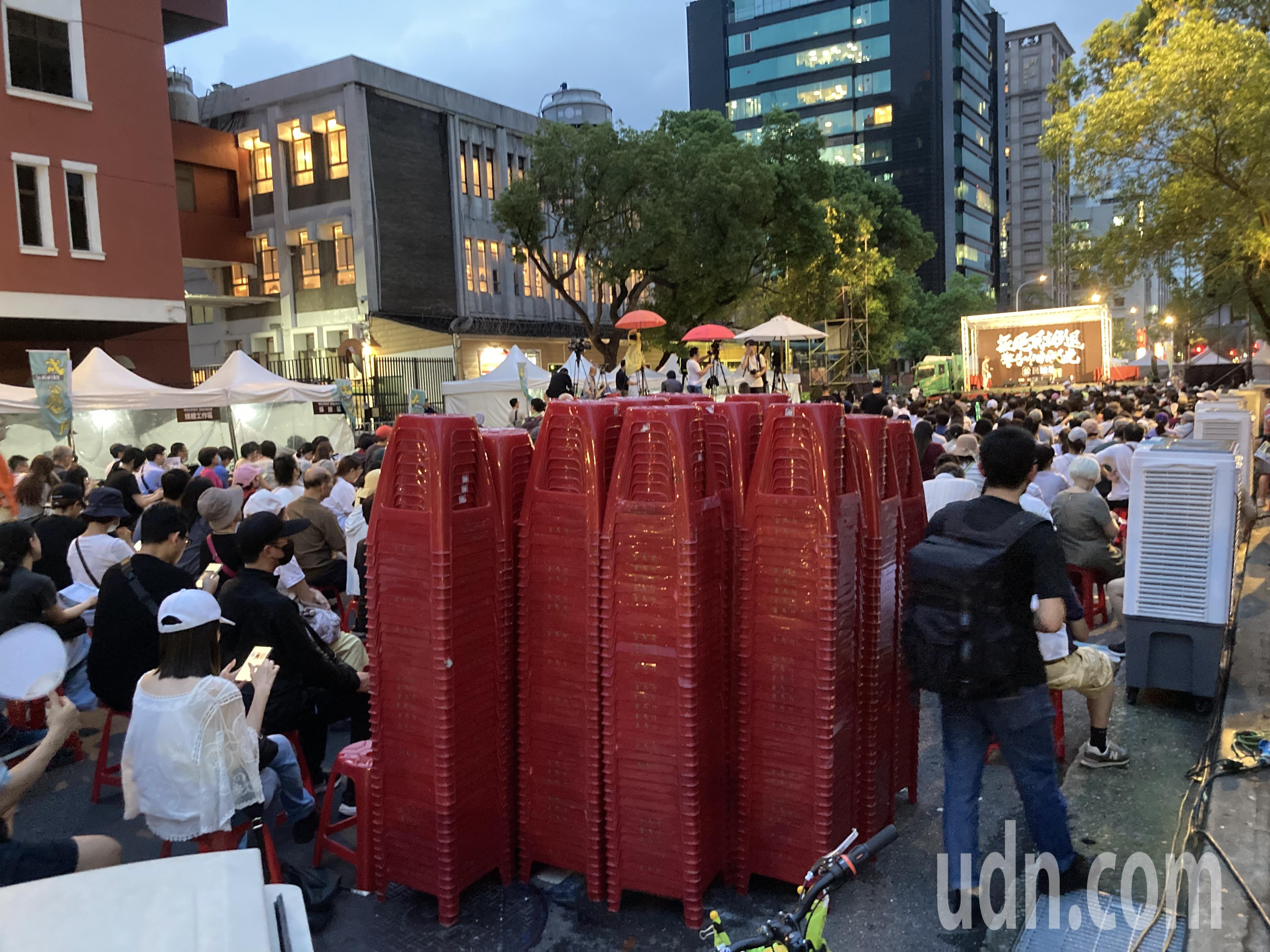 济南路活动现场有「比人高」的红色椅子推叠起来。记者翁至成／摄影