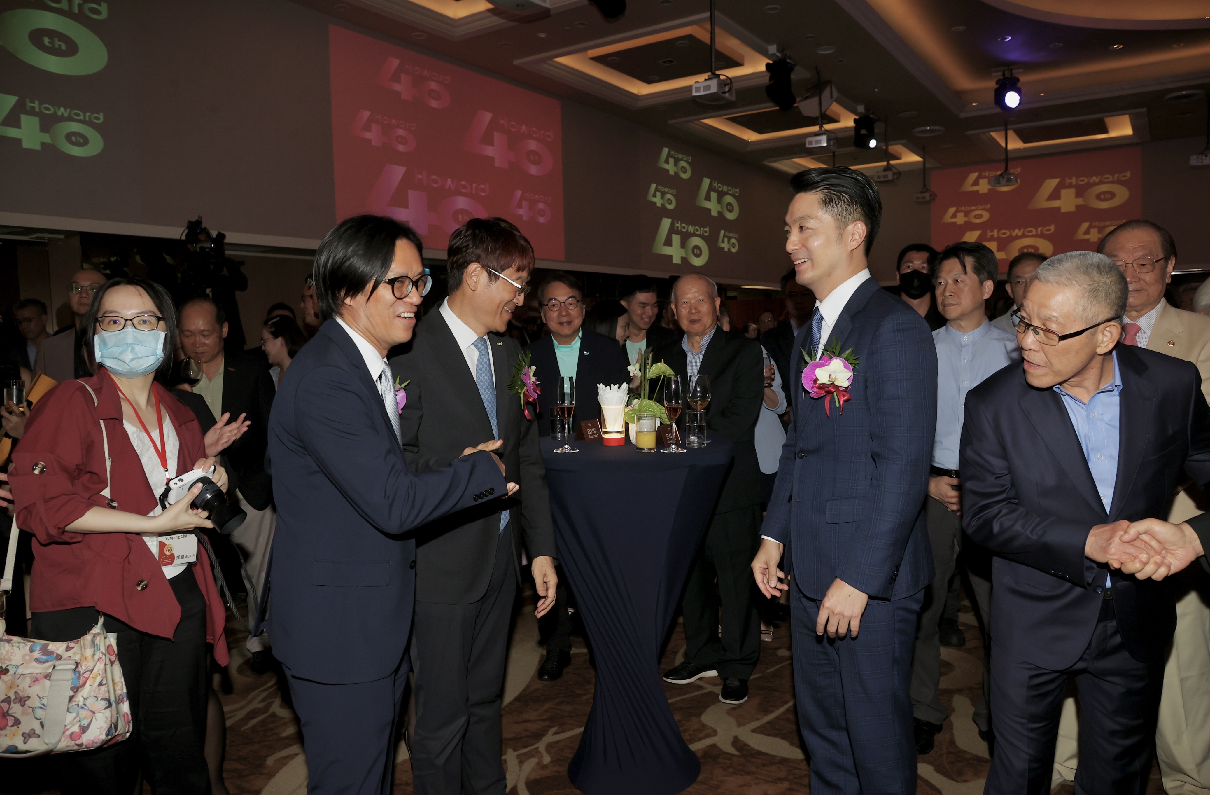 福华饭店今天举行40周年庆，新任董事长廖瑞远（左二）在庆祝酒会上，欢迎台北市长蒋万安（右二）等来宾。记者林俊良／摄影