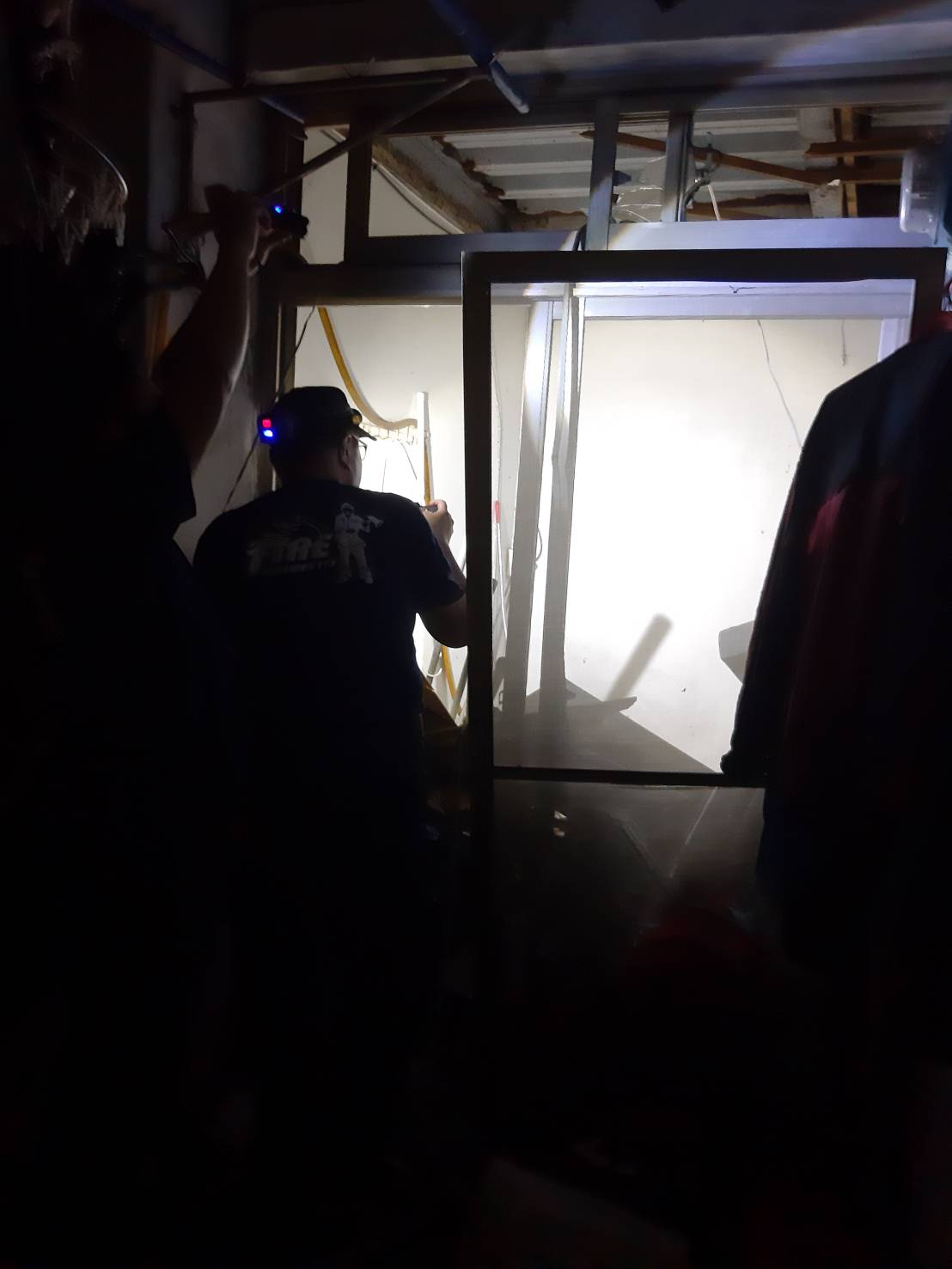 基隆市八德路陈姓男子今晚在租屋处遭4人殴打，慌乱之中疑有人丢爆裂物，造成屋内天花板受损。图／读者提供