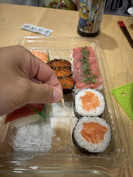 女网友在内湖好市多买了一盒寿司回家，家中小朋友在食用时，吃到一根2公分长的鱼刺，幸好没有造成任何意外。图撷自脸书「Costco好市多 商品经验老实说」