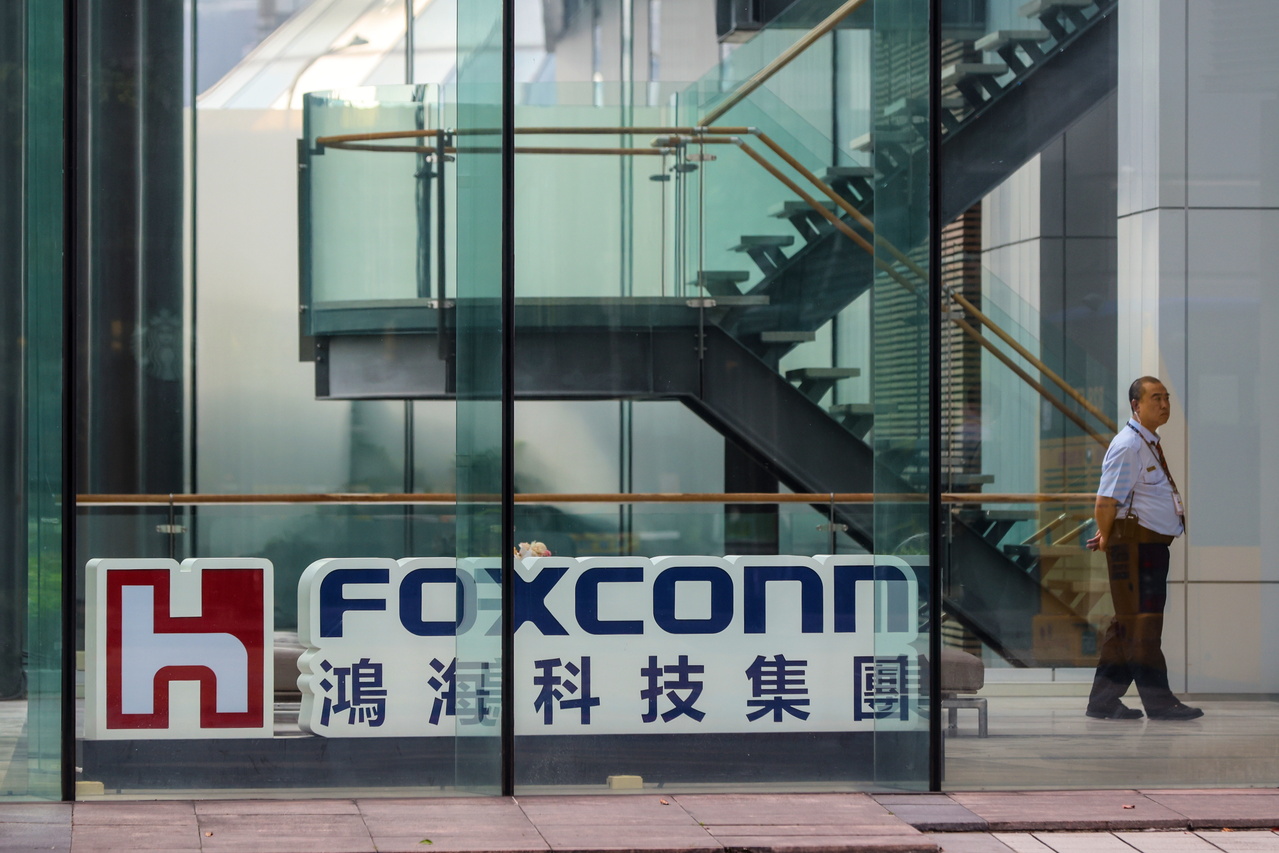 鸿海（2317）2日表示，代子公司Fulian Precision Technology Component CO.,LTD公告，以租地委建兴建厂房，预算金额为1.19亿美元（约新台币39.1亿元）。