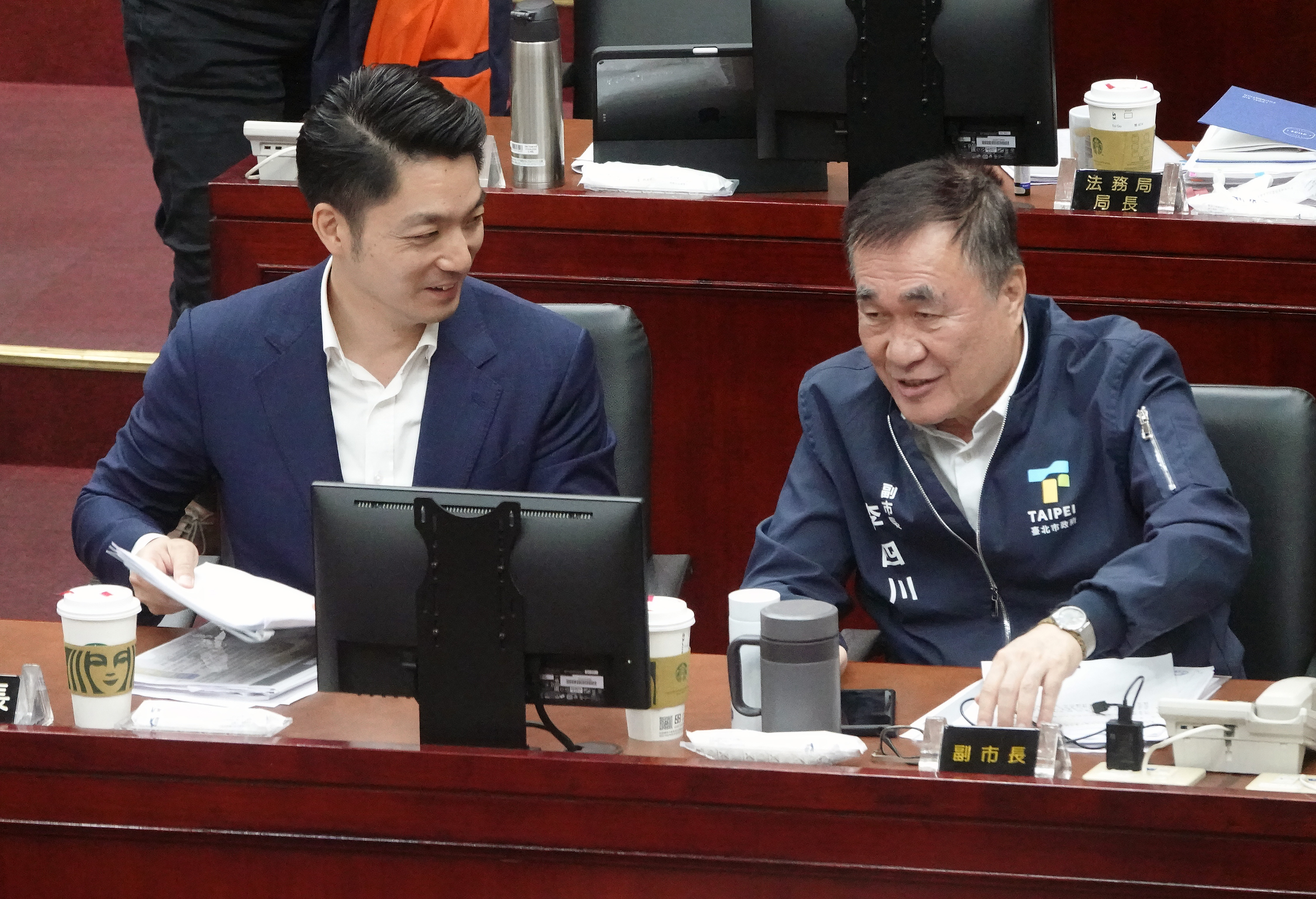 台北市长蒋万安（左）先前赴市议会备询，在休息时间与副市长李四川（右）交换意见。本报资料照