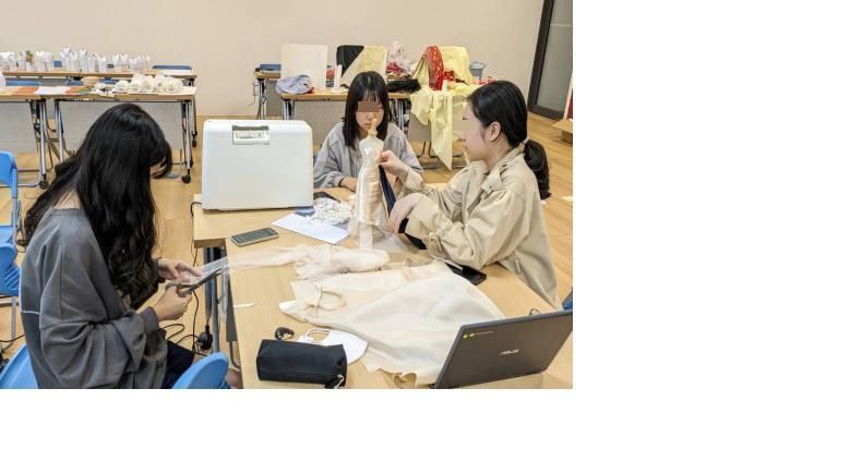 台南女中开了门服装课「迷城．续梦 重缝四百年来的美丽契约」，引领学生学生欣赏跨越世纪的婚俗文化之美，进而利用碎布、试车布设计不同时代的礼服。图／台南女中提供