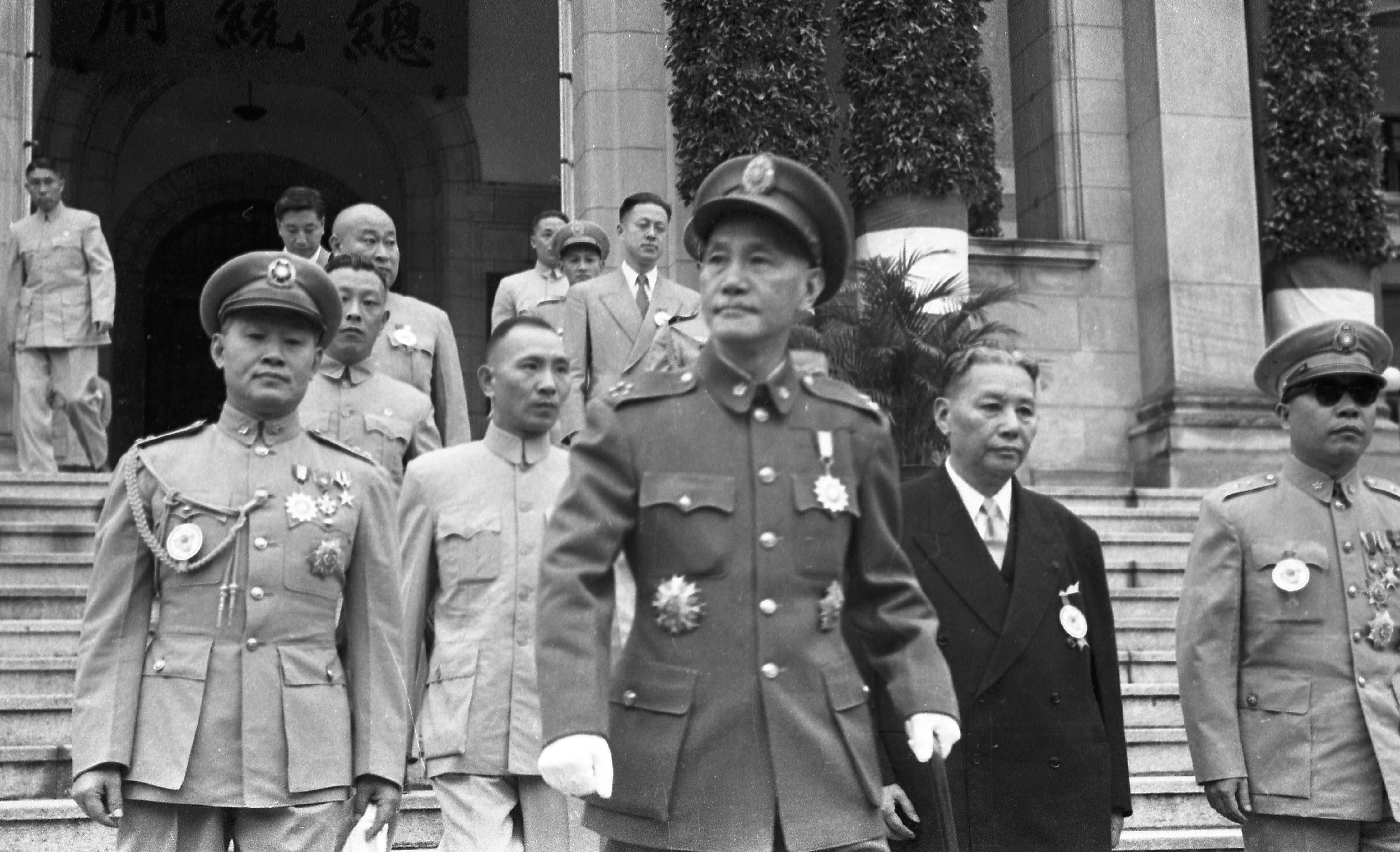 1954年出席双十国庆的蒋中正（前中）与孙立人（前左）。孙立人当时为总统府参军长。图／联合报资料照片