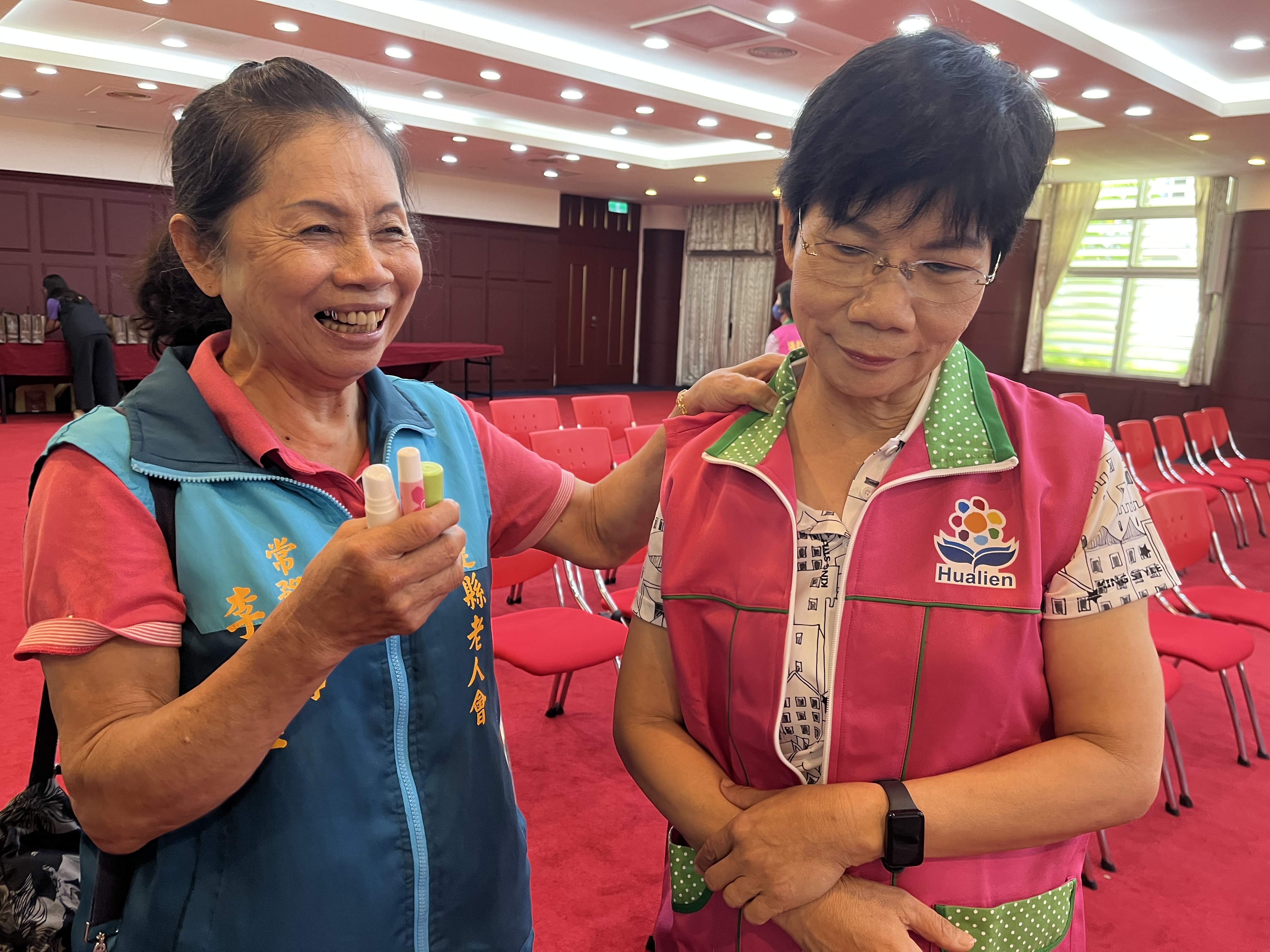 77岁的李秀玉（左）担任志工超过30年，她的专长是筋络按摩，总是随身带精油为长者纾压。记者王燕华／摄影
