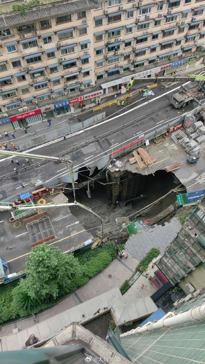 成都一处建设中的地铁车站，21日凌晨3点50分发生路面坍塌。（图／取自大皖新闻）