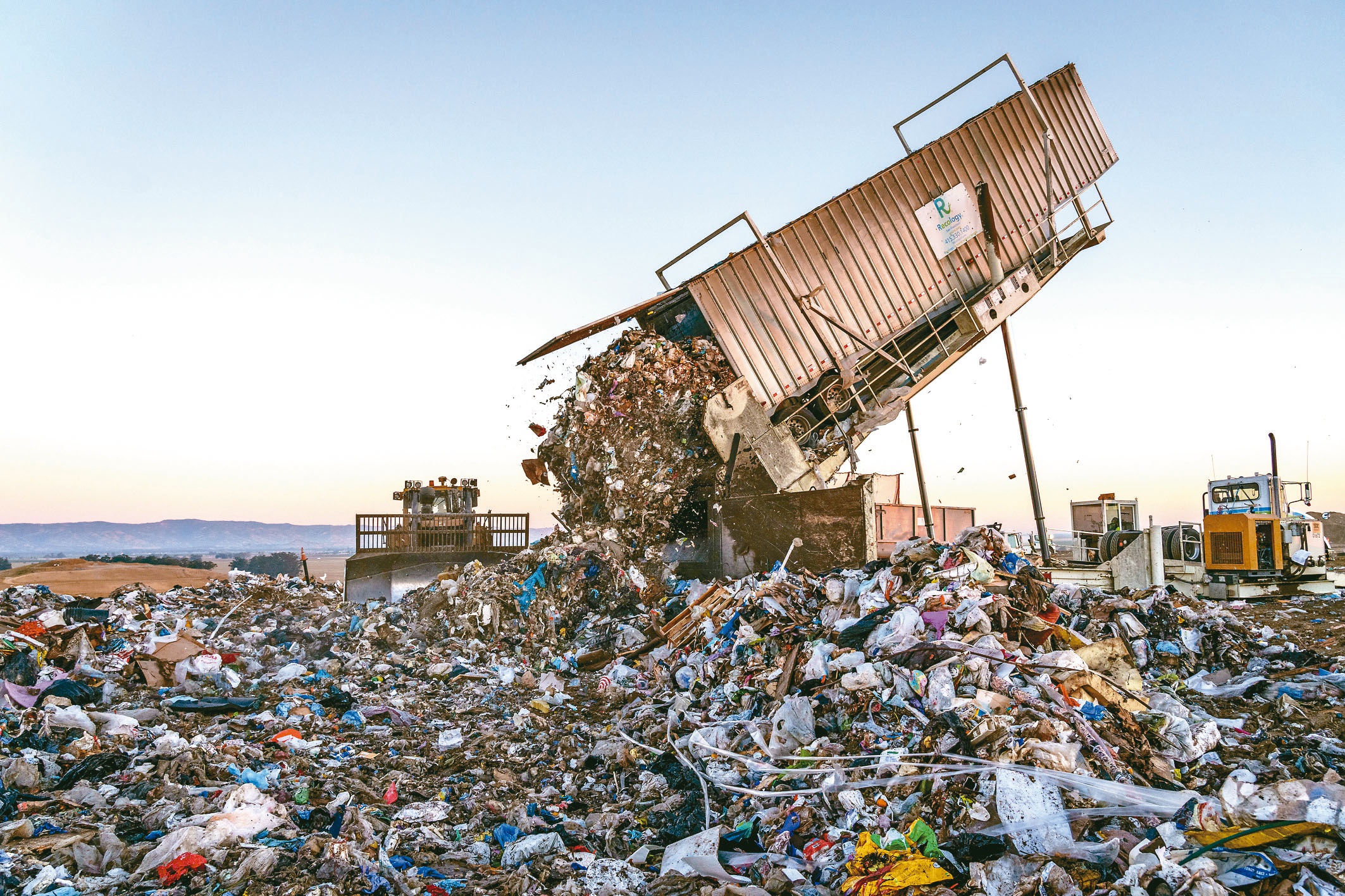 加州是已有防止食物浪费策略的其中一州，图为加州瓦卡维尔的一座垃圾掩埋场。（纽约时报）