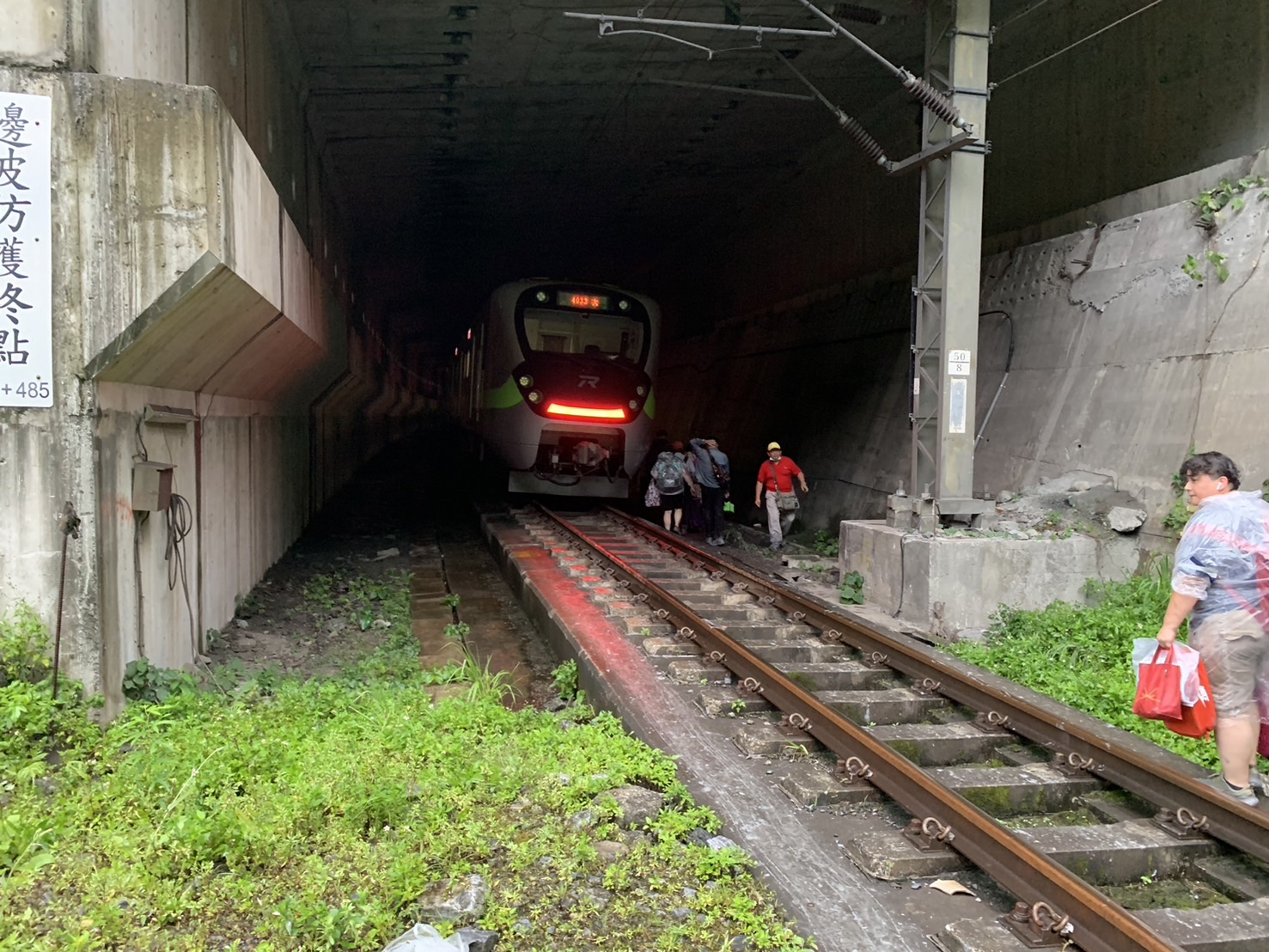 台铁229次新自强号昨天因土石流发生出轨事故，旅客下车步行离开隧道。记者王燕华／翻摄