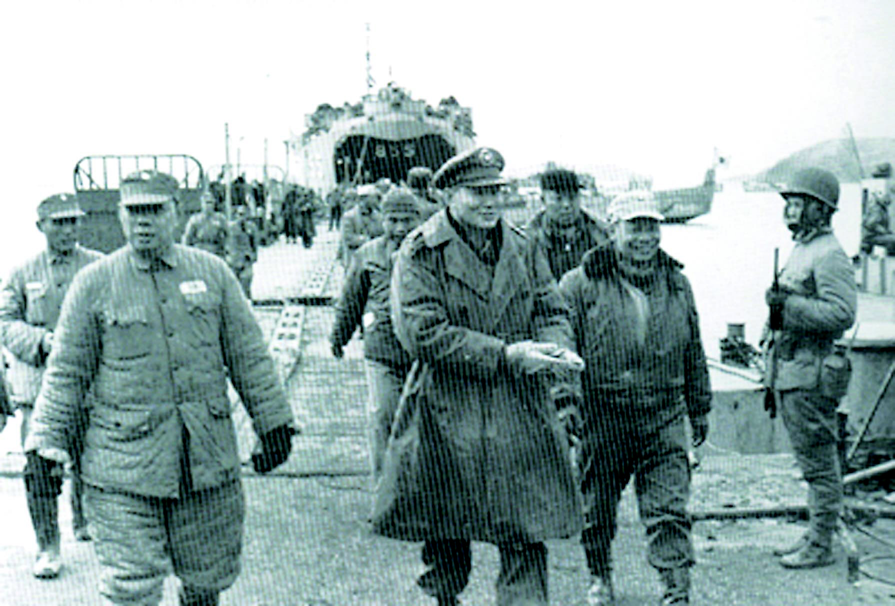 1955年，大陈岛撤退时，参军长孙立人（左）赴前线，右为蒋经国主任。图／林乐群提供