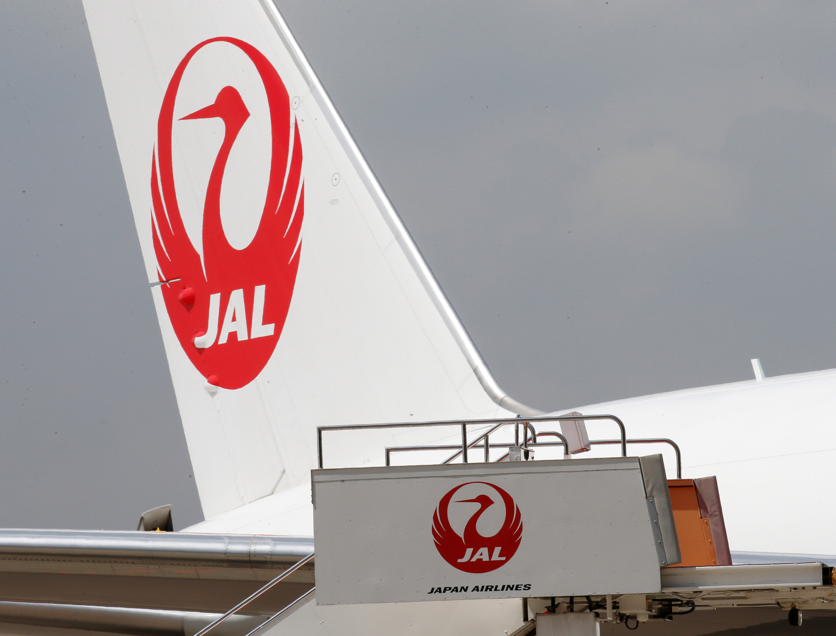 JAL一架青森飞大阪的国内线班机，22日因疑似引擎起火而紧急迫降在青森机场。  路透