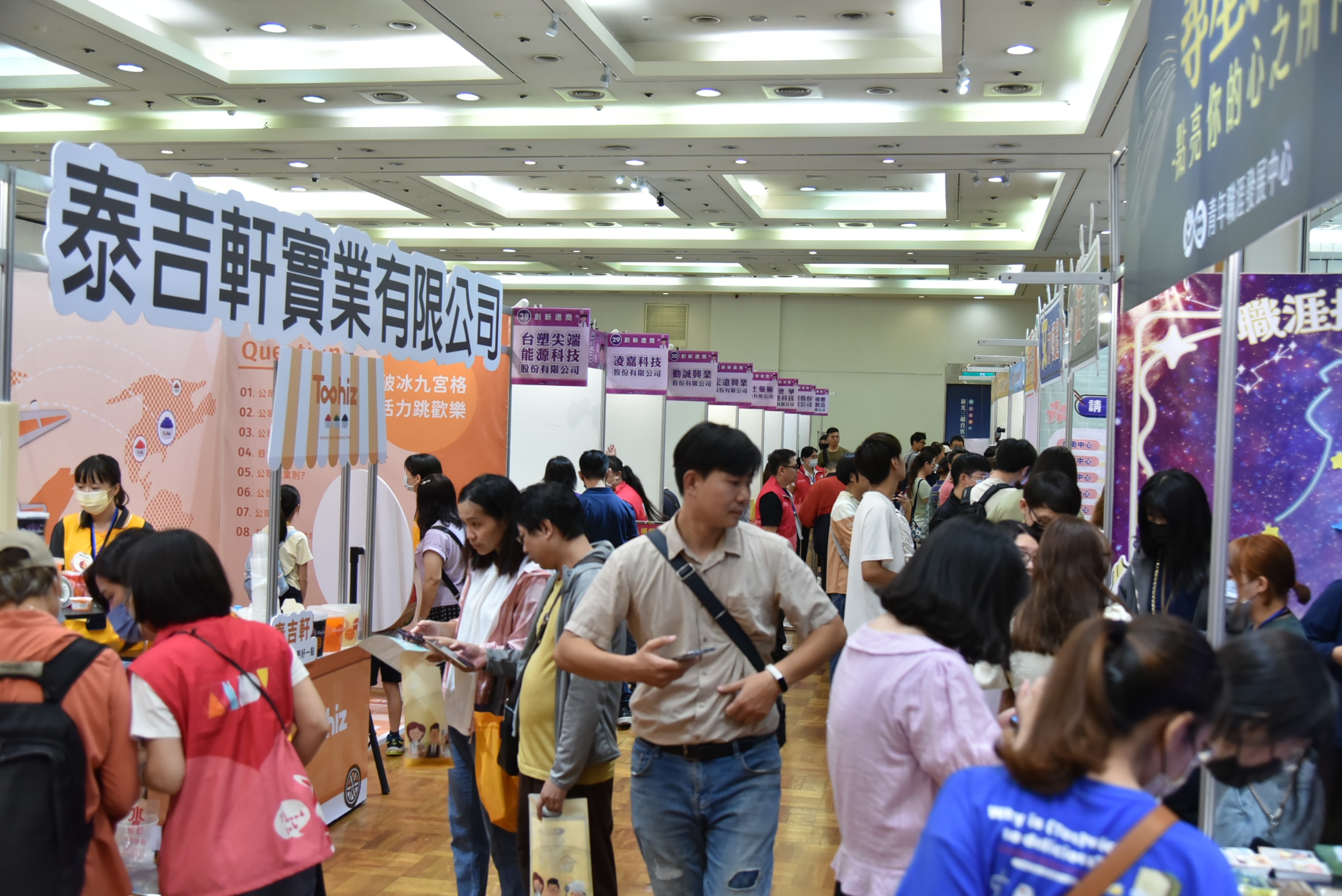 今年度云嘉南最大场就业博览会在台南市新光三越中山店登场，有70家厂商，开出3700个工作机会，吸引众多民众寻职。图／云嘉南分署提供