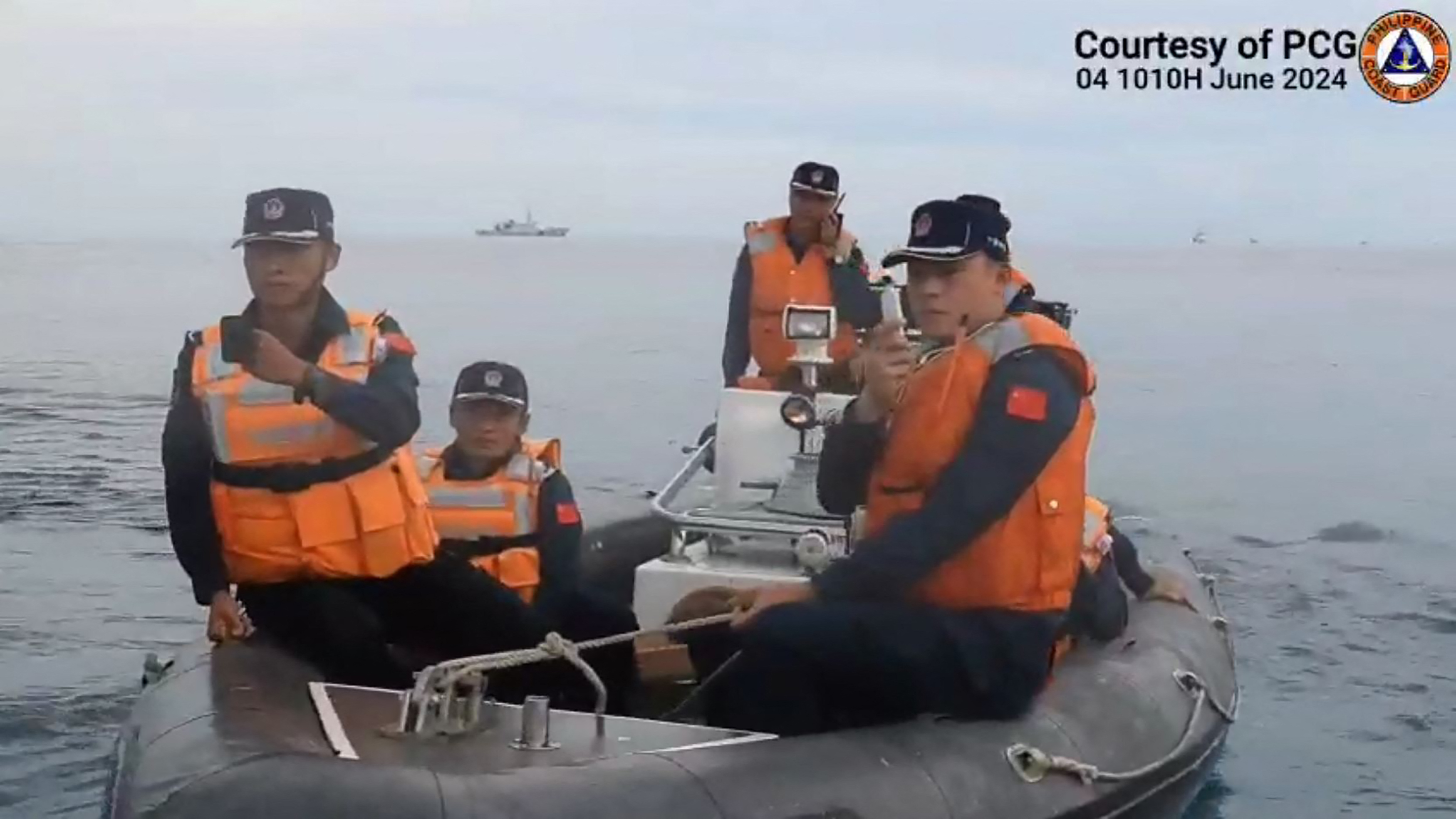 菲律宾海岸防卫队6月7日公布影像显示，中国海警搭乘刚性充气艇在南海阻挡载著海洋科学家的菲律宾海岸防卫队的刚性充气挺。法新社