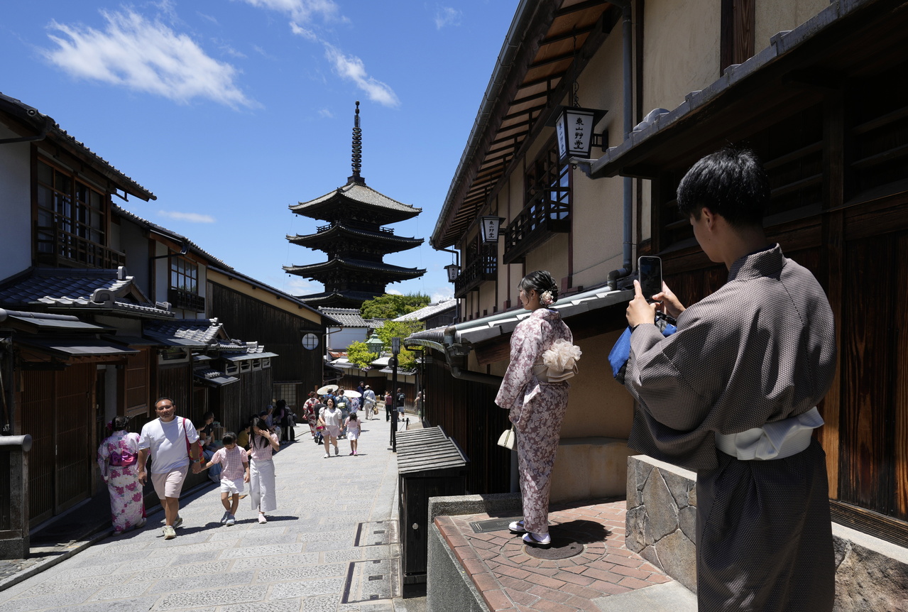 面对观光客快速增长带来的「观光公害」问题，日本许多地方自治体（地方政府）正检讨开征住宿税。图为游客和著名旅游胜地清水寺拍照，仅示意。欧新社