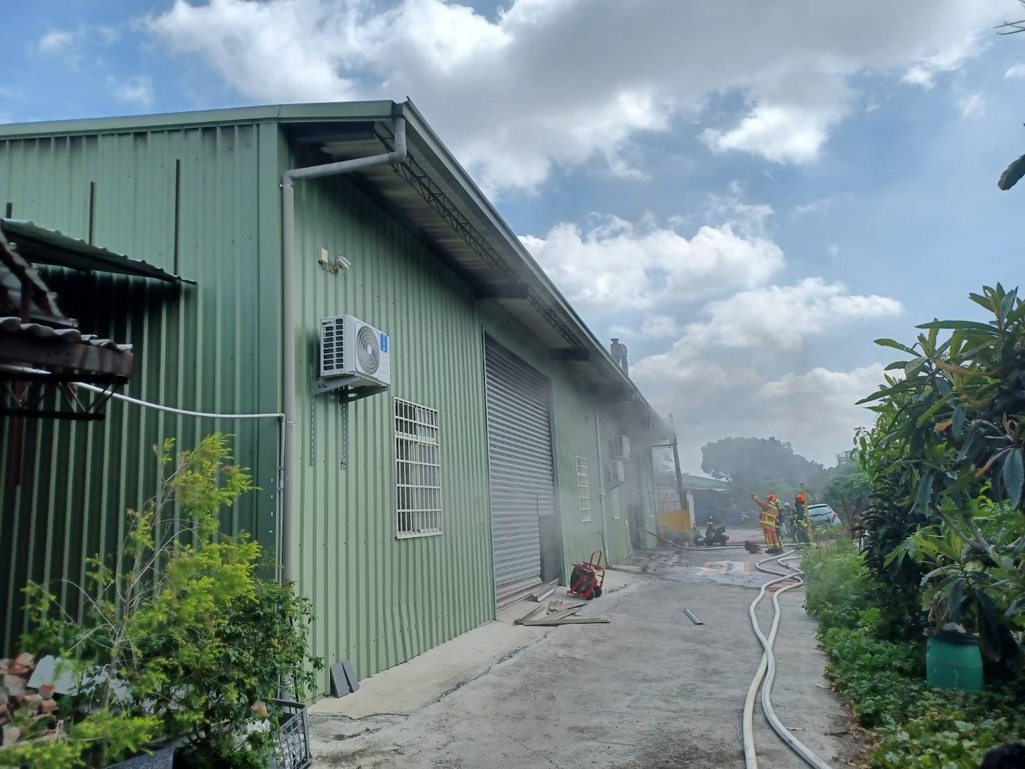 台中市西屯区西林巷的一间工厂在今天上午传出火警，现场是员工预热标线原料不慎酿祸。图／读者提供
