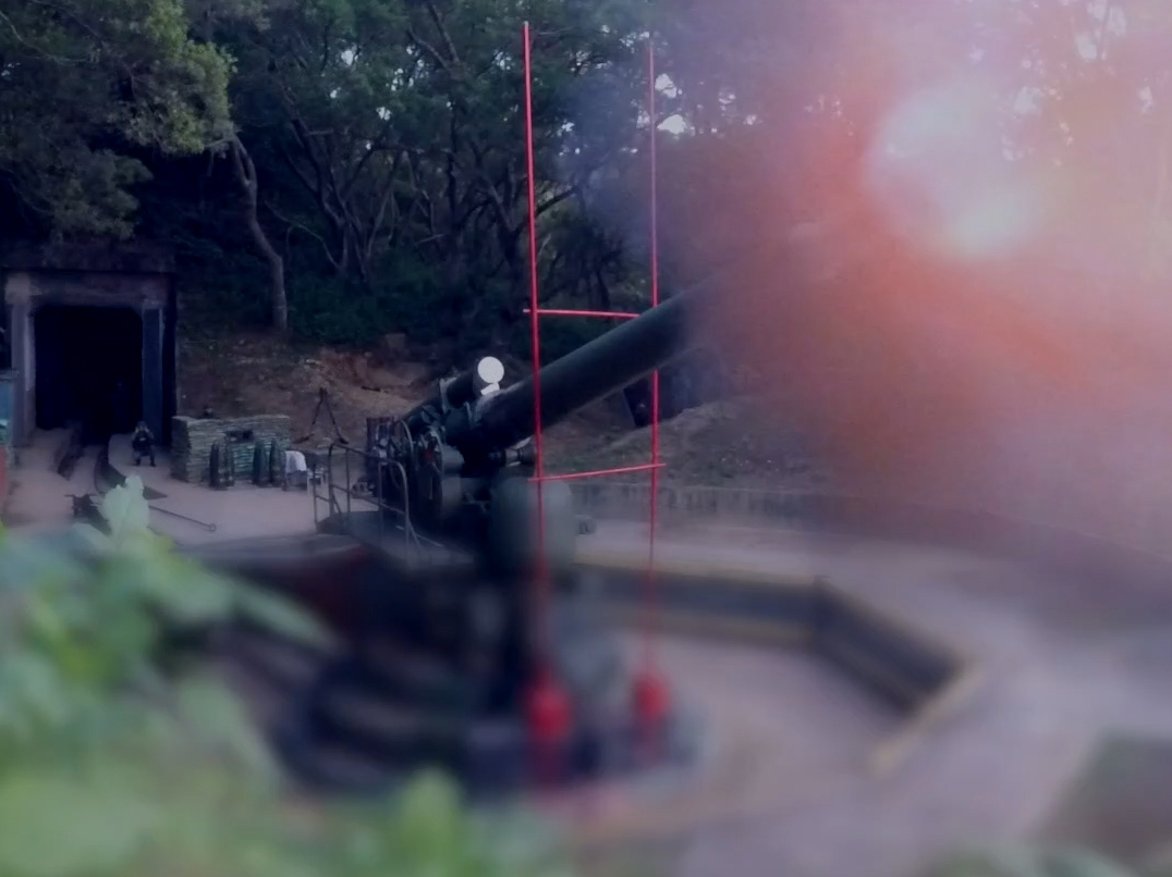 马防部240砲射击瞬间，砲口处红色铁架即为限定射界的井字架，图片／军闻社提供