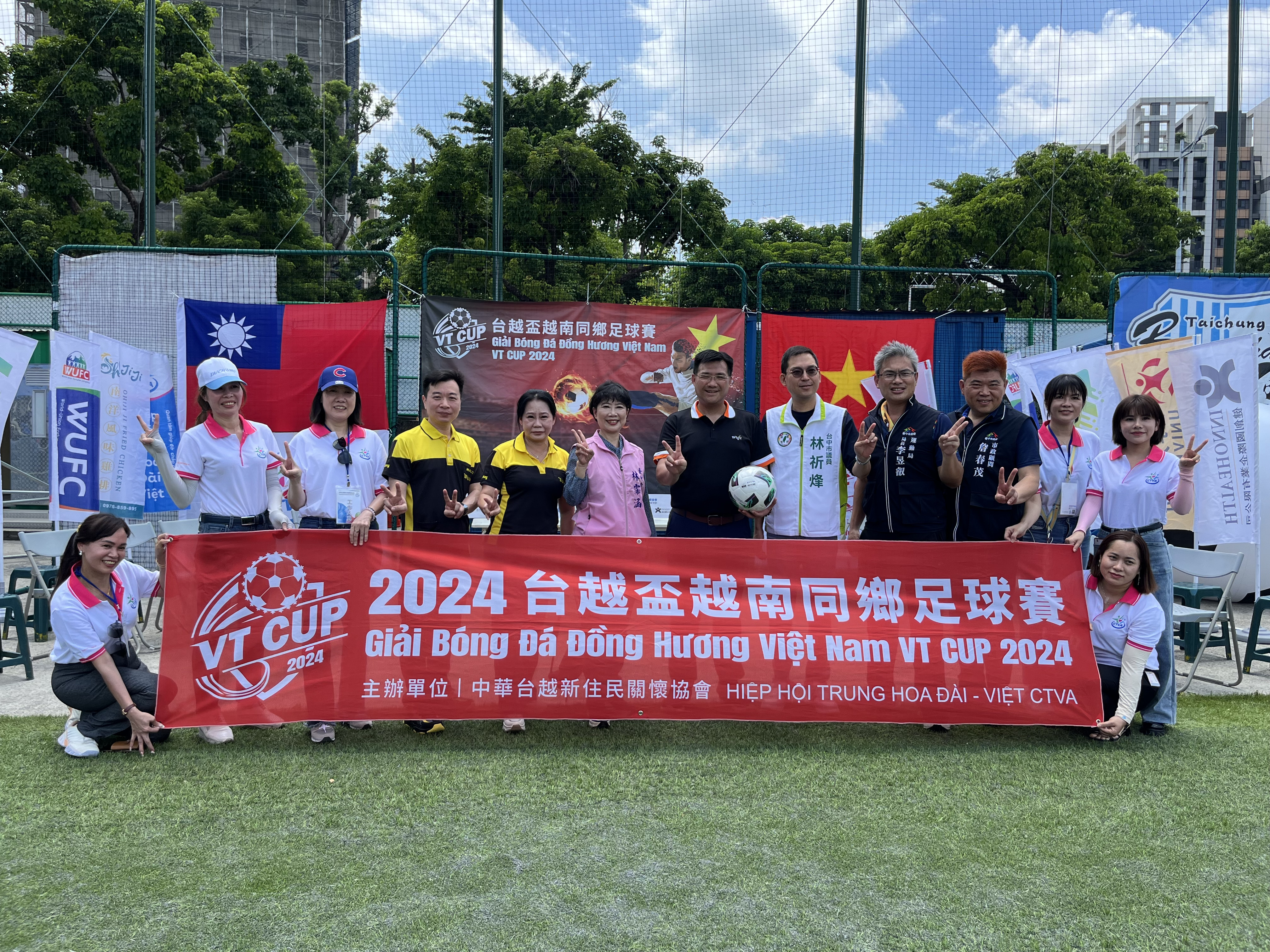 「台越杯越南同乡足球赛」今年首度举办，今日在台中太原足球场举行区域赛，不少人到场为选手加油打气。记者余采滢／摄影