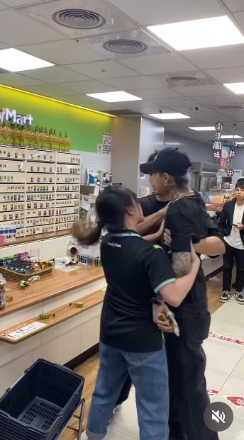 李姓男子今晨在台北市信义区某超商消费，作势殴打一名女店员，被一名外籍男客人制止拖至店外。图／翻摄自Threads