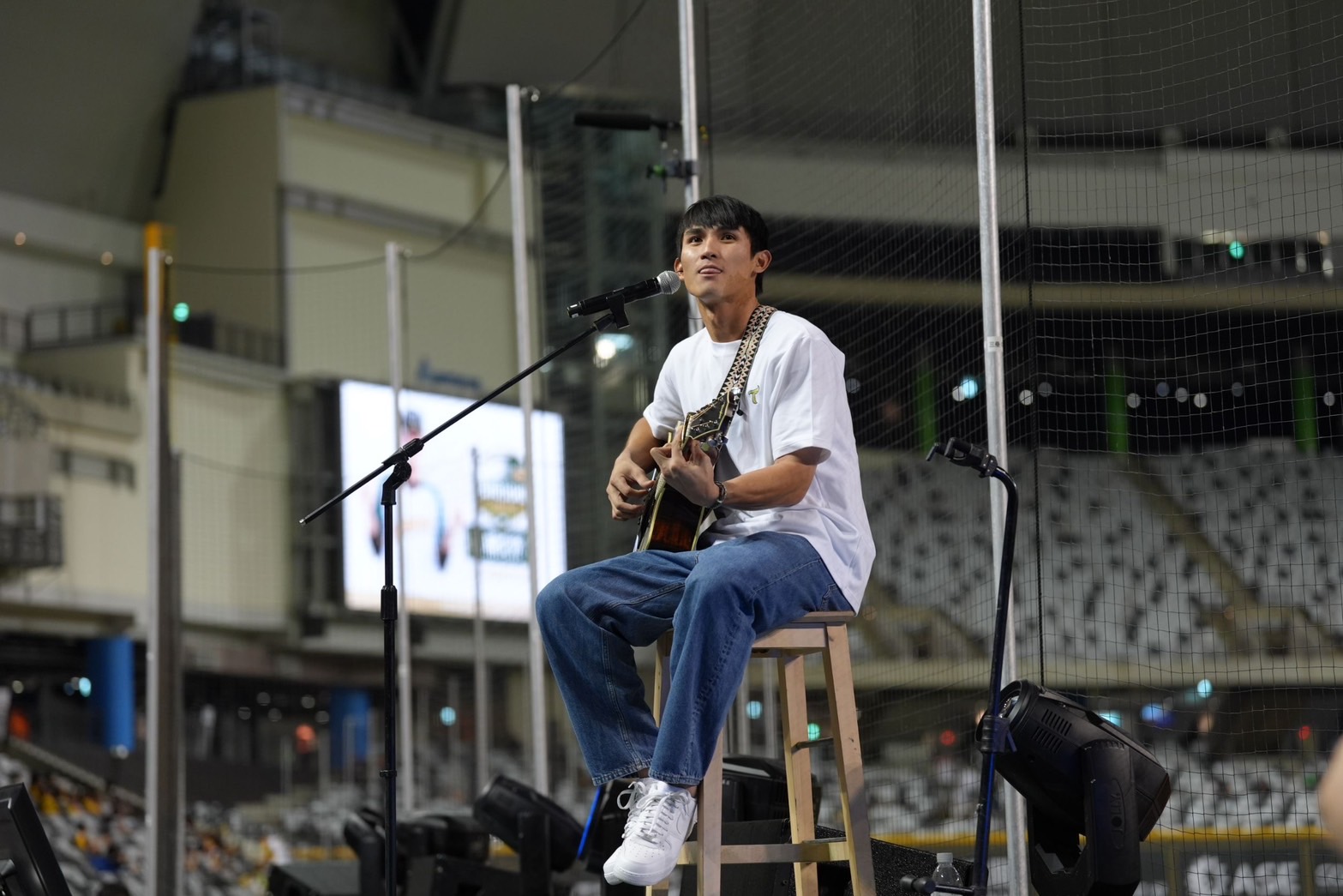 陈文杰昨天在台北大巨蛋赛后自弹自唱。图／台钢雄鹰队提供