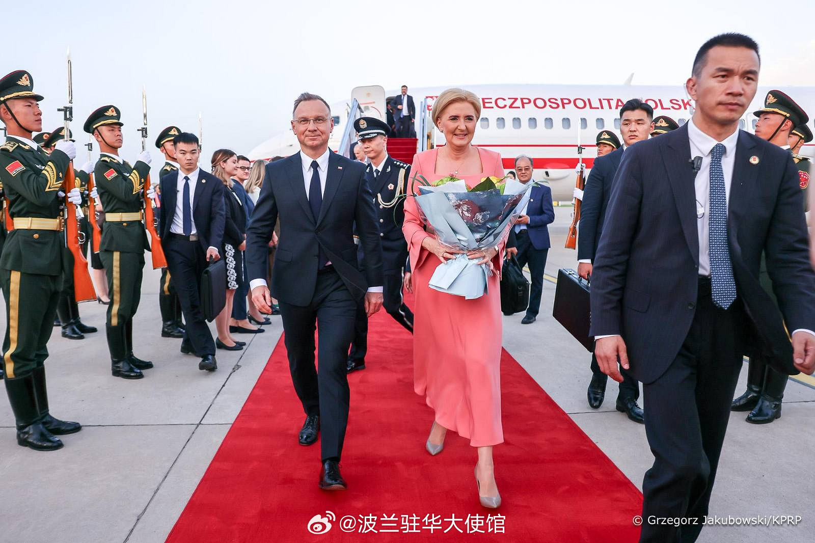 波兰总统杜达22日下午抵达北京首都国际机场，展开大陆访问行。（图／取自波兰驻中国大陆大使馆微博）