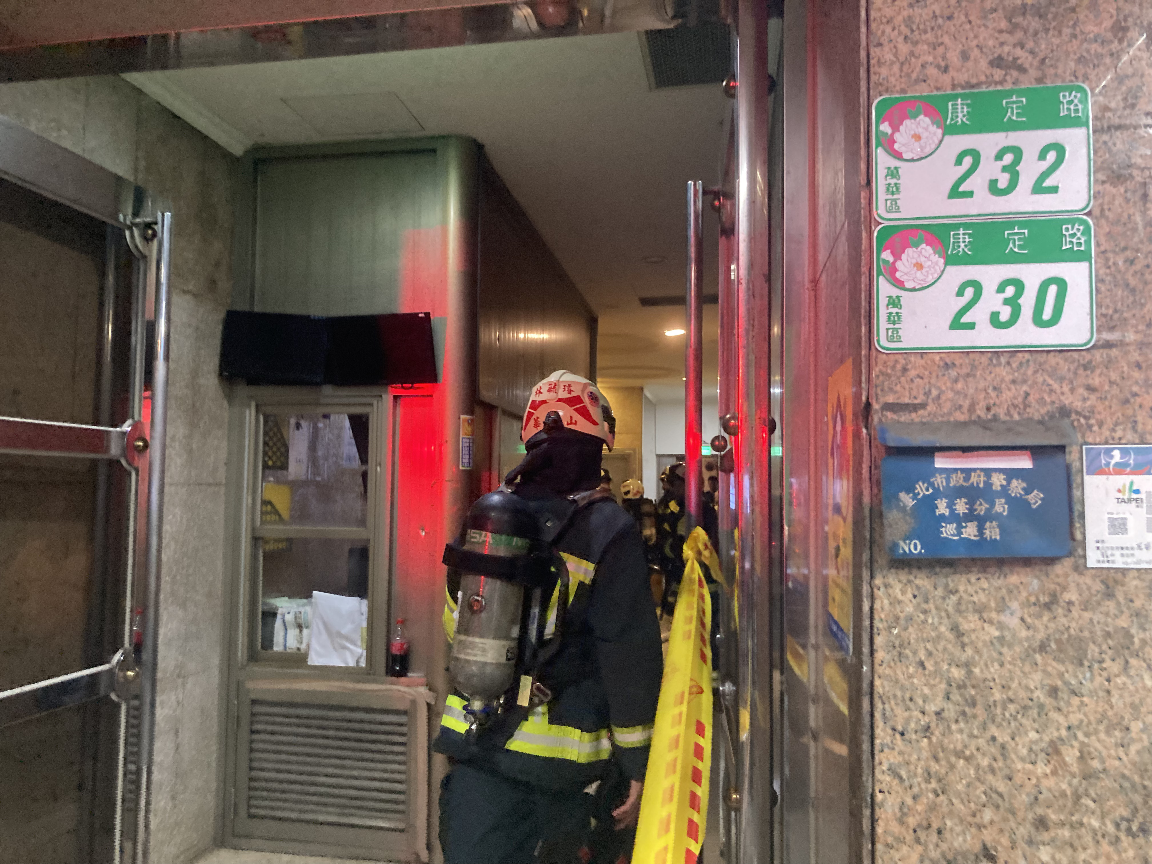 台北市万华区康定路上的钻石大楼，今天晚上发生火警，所幸无人受伤送医。记者翁至成／摄影