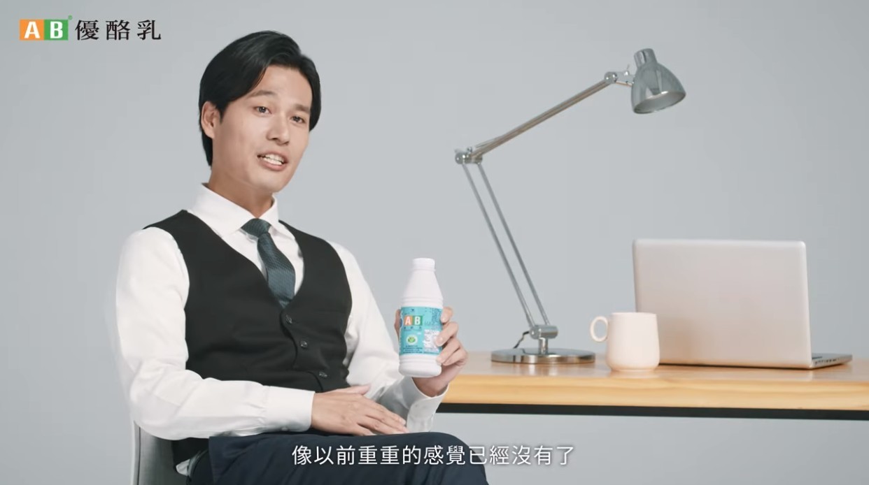 從事銀行業、經常在下班後暴飲暴食的陳先生，在接受14天挑戰後，驚喜地發現「重重的感覺沒有了！」 圖／品牌影音提供