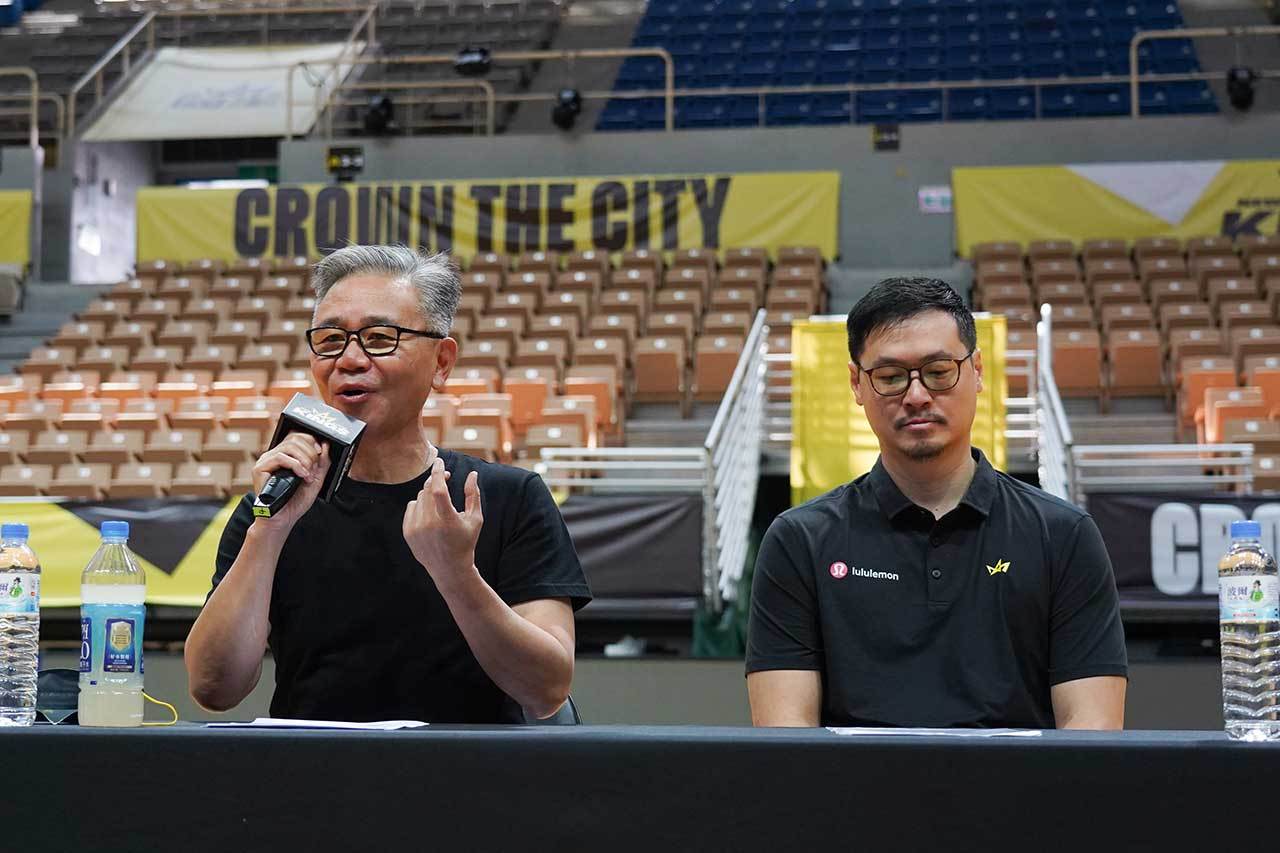 新北国王董事长王文祥（左）代表两联盟九支球团宣布共组新职篮计划。