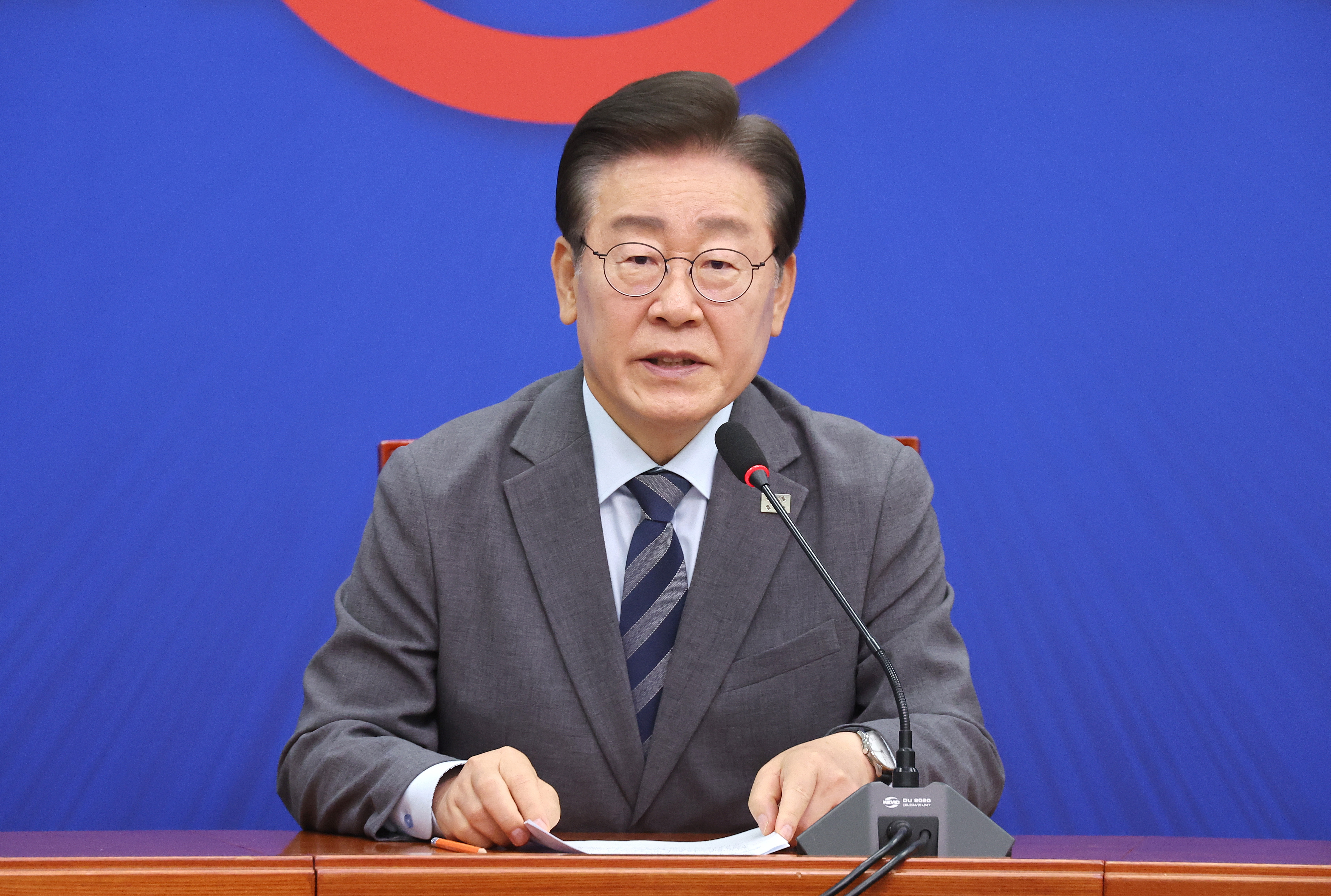南韩最大在野党共同民主党党魁李在明（如图）24日宣布辞职以寻求连任。欧新社