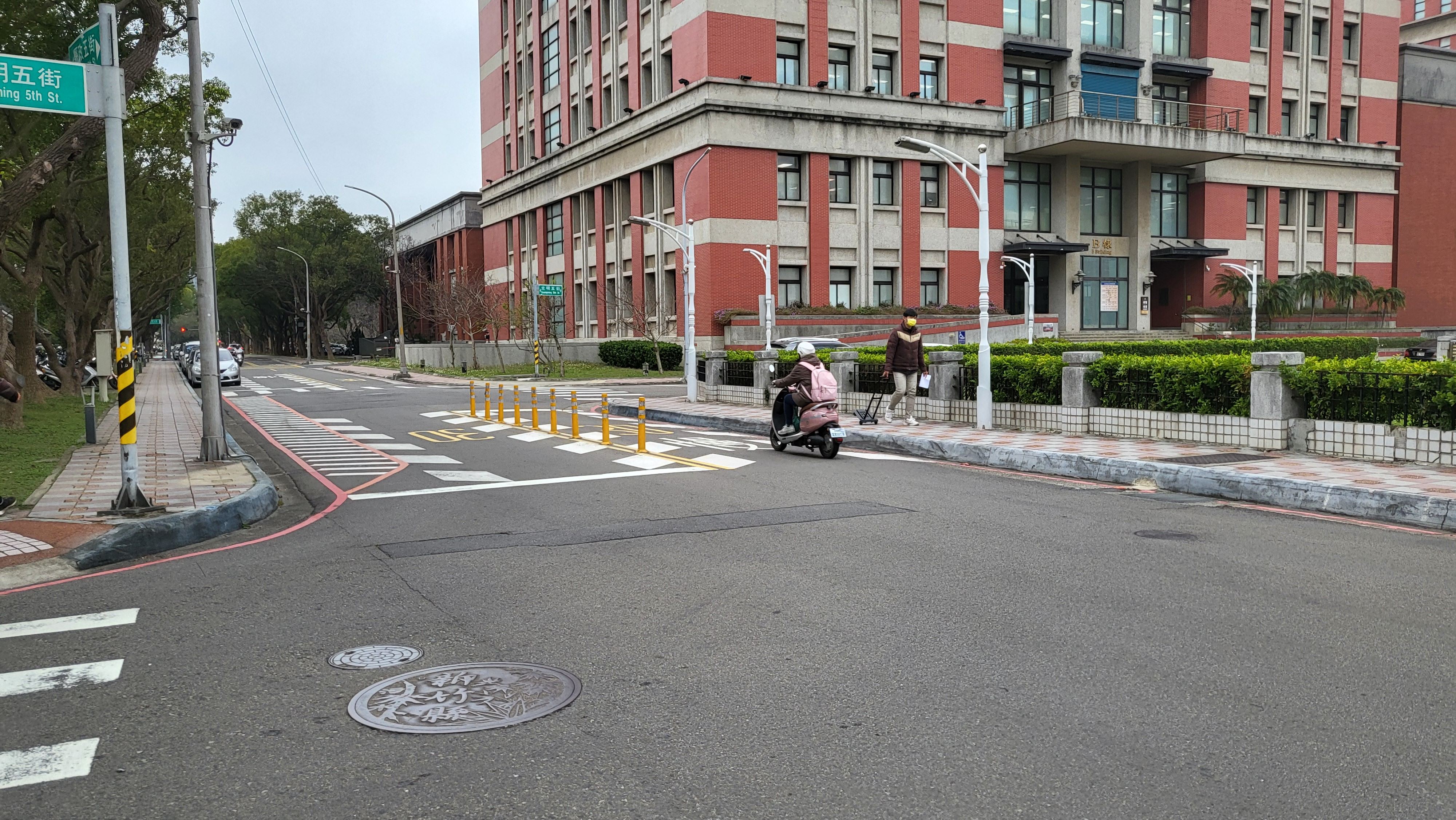 新竹县政中心交通宁静区示范计划范围内，民众穿梭步行洽公非常频繁，未来将订定速限30公里 ，若汽机车超速，将开罚1200~2万4000元。图／新竹县政府提供