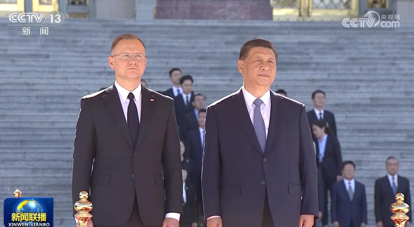 中国大陆国家主席习近平（右）24日为波兰总统杜达举行欢迎仪式，仪式后双方进行会谈。央视