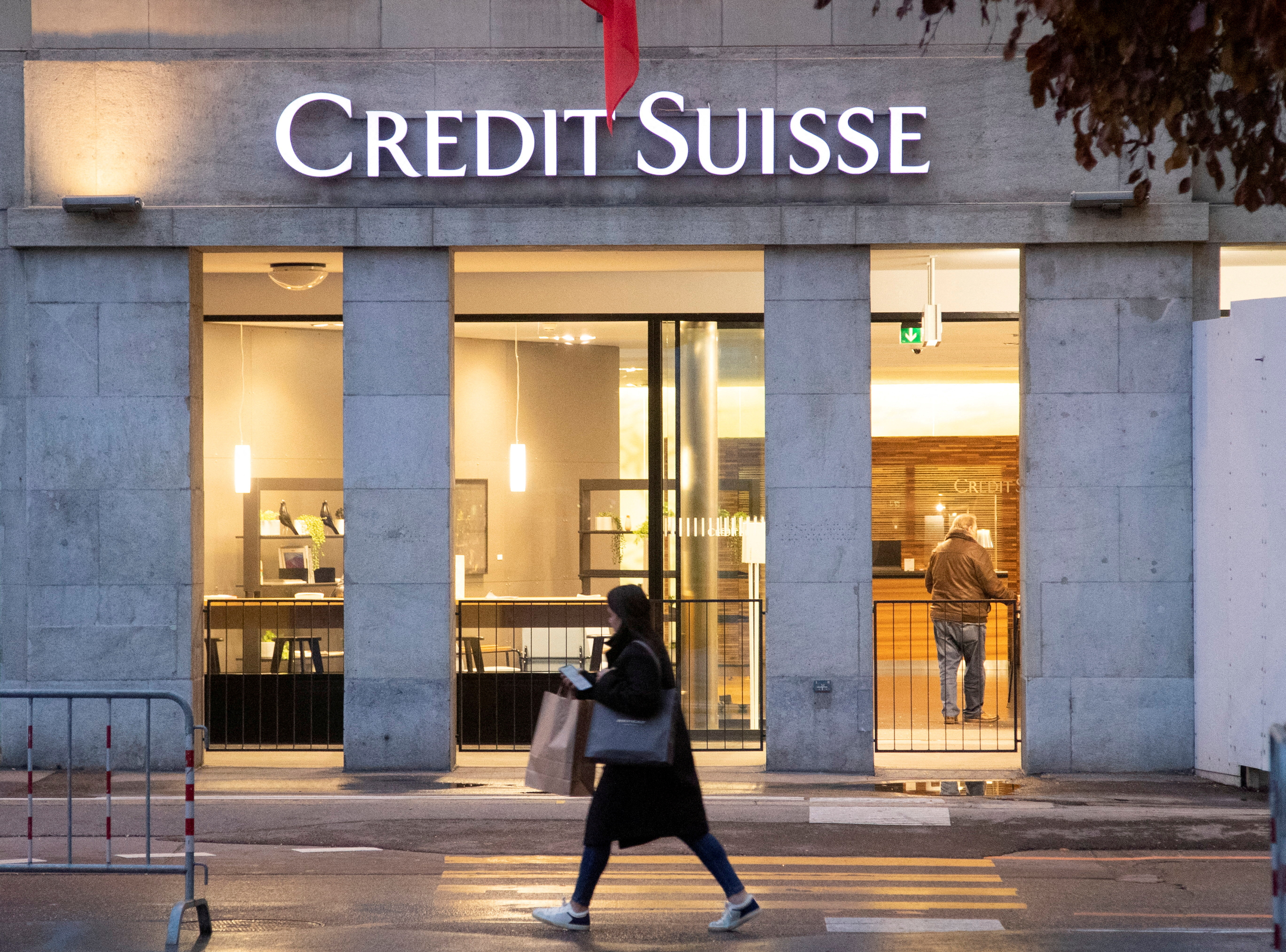 瑞士证券（Credit Suisse）在3月被瑞银（UBS）收购，在经过瑞银与方大证券转让85%股权后，在中国业务拟由北京国资公司接手。路透