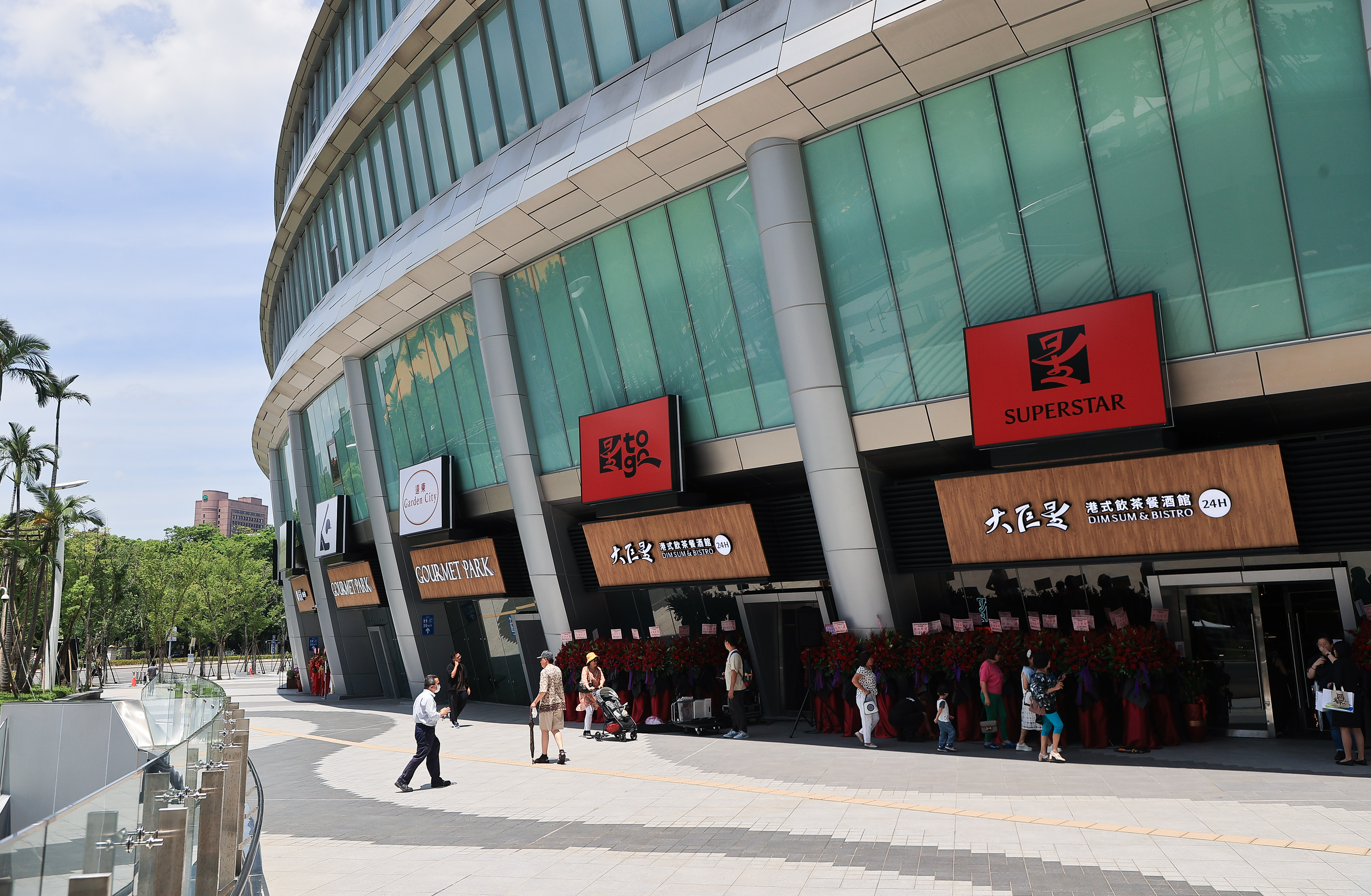 台北大巨蛋今天宣布园区正式开幕启用，14家餐厅同步营运。记者余承翰／摄影