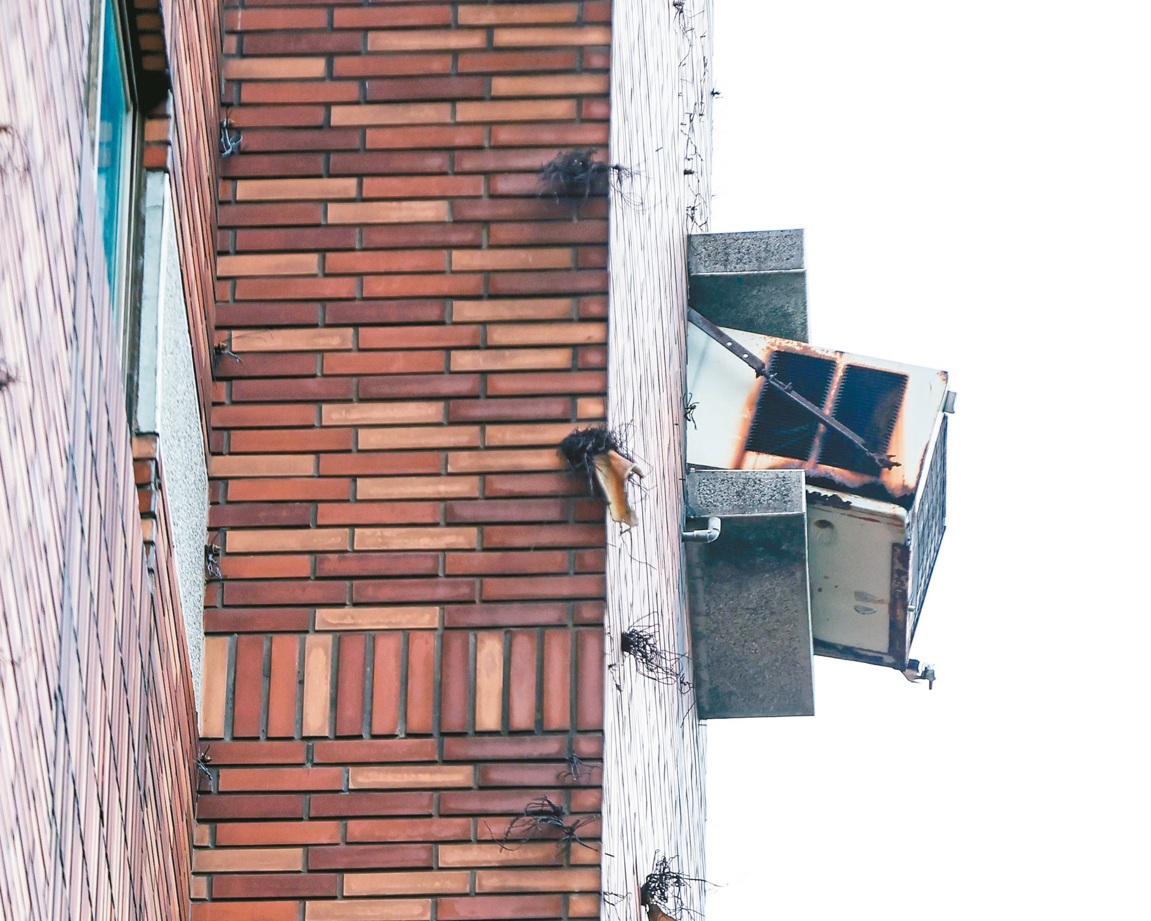 台北市内湖一处大楼，5楼外墙的窗型冷气机摇摇欲坠，有如不定时炸弹，住户到处陈情却无从解决。记者余承翰／摄影