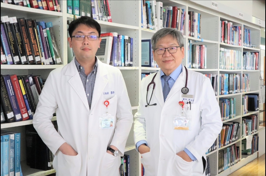 部桃胸腔内科医师罗柏钧（左）、部桃内科部长李世伟（右）团队与北荣团队合作研究找到长新冠症状新机转。图／卫福部桃园医院提供