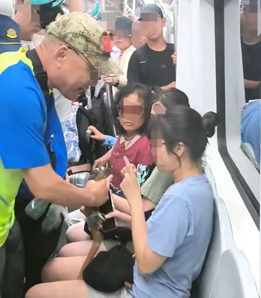 北京一名65岁男子在地铁上要求女子让座，女子不让反而遭该名男子出手袭击。图截取自经视直播