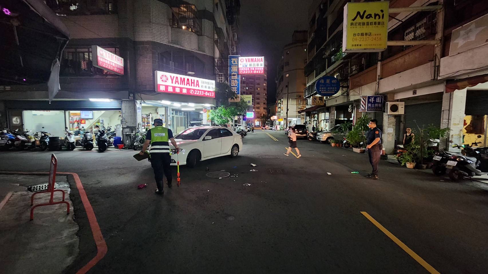台中市六旬刘姓妇人在今晚步行经过北区时，被曾女开车回转撞上，送医不治。记者陈宏睿／翻摄