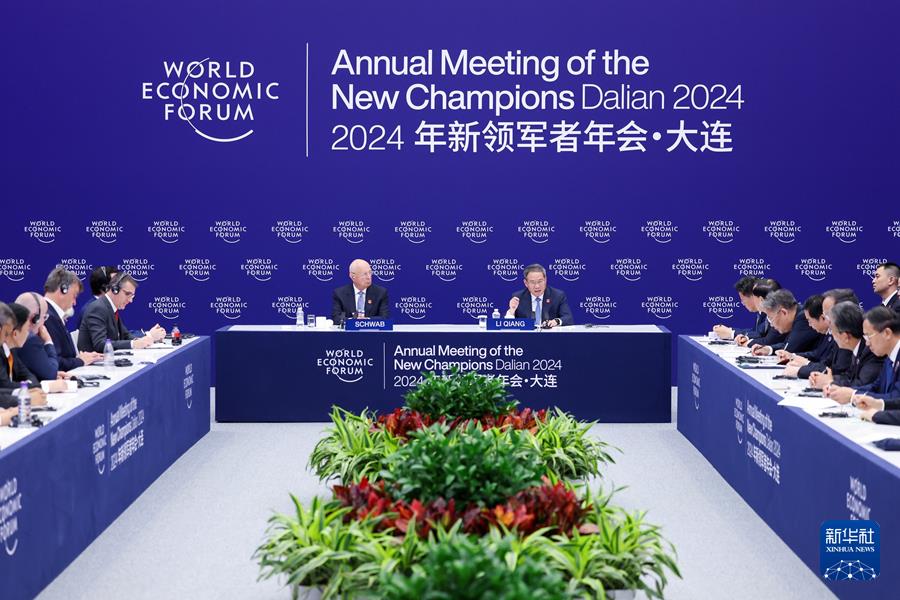 6月25日，国务院总理李强在大连出席2024年夏季达沃斯论坛外国工商界代表座谈会。     新华社