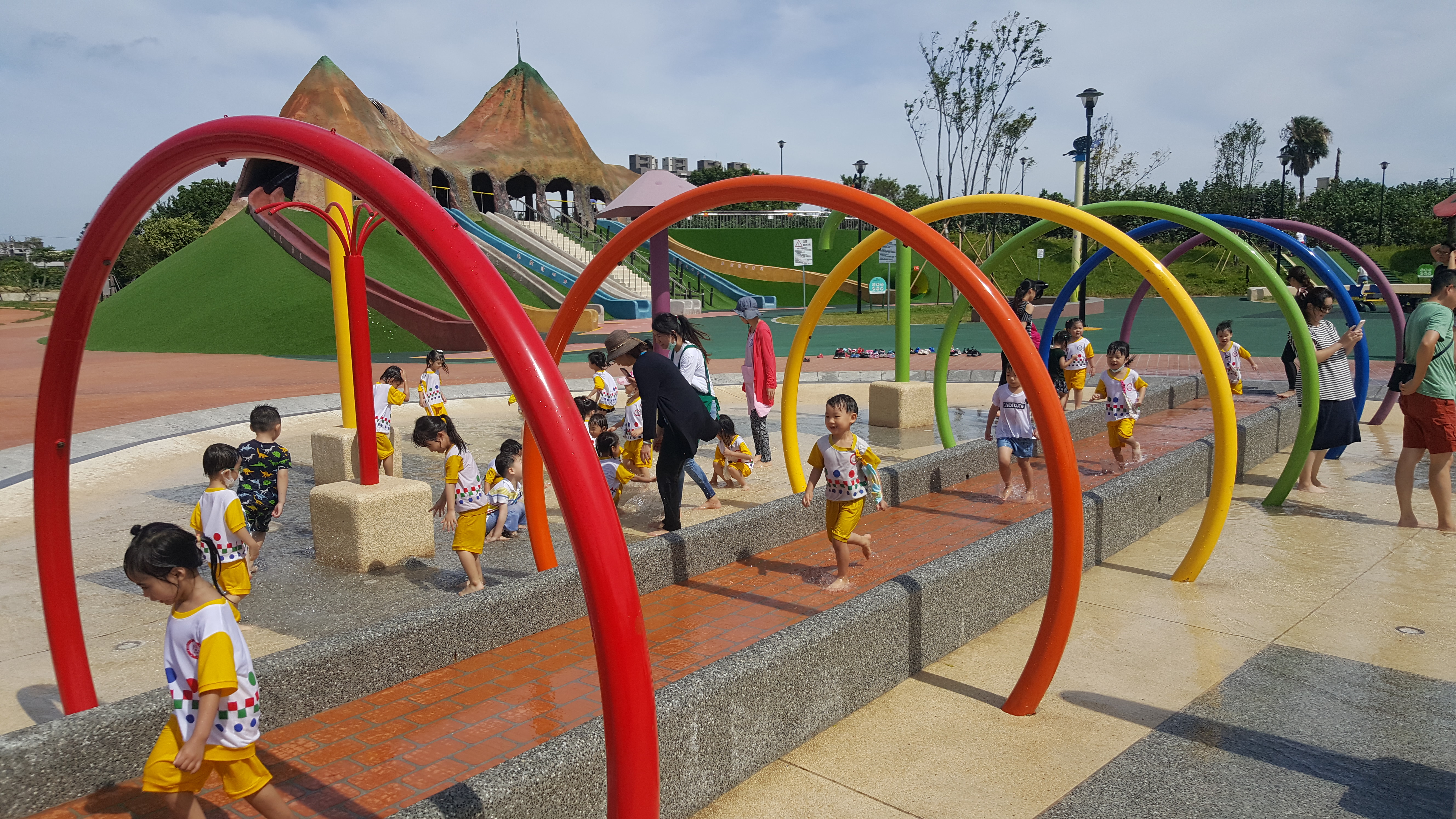 炎炎夏日已到来，竹南狮山亲子公园喷洒的戏水设施将从28日起开放。联合报资料照片