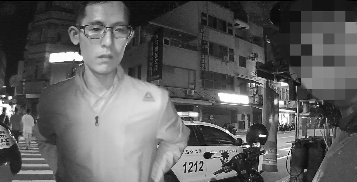 台南市警二分局南门所警员张训铭（左），休假时协助线上警员查获诈骗车手。记者黄宣翰／翻摄