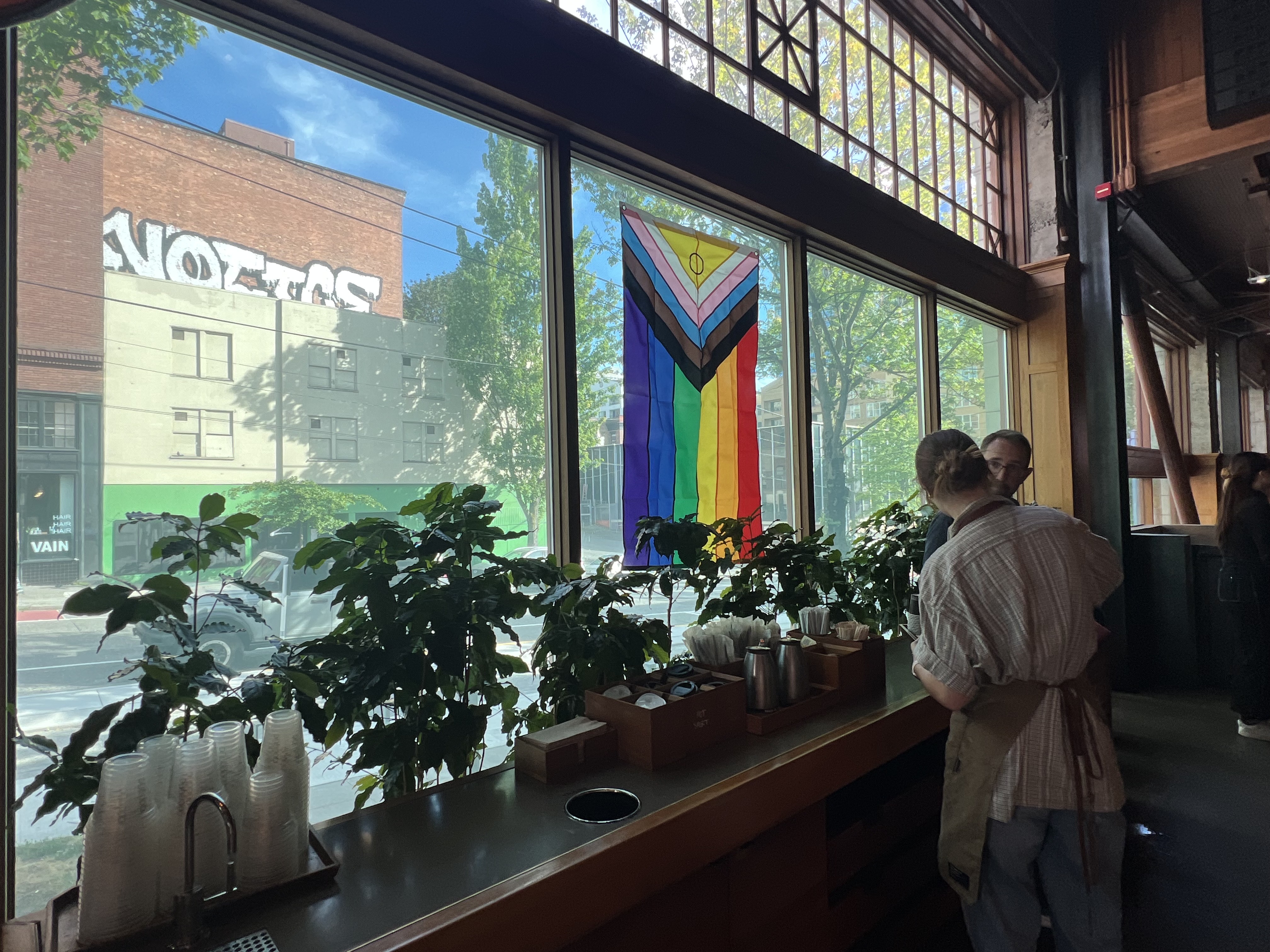 为迎接今年第50周年的西雅图同志骄傲节大游行，西雅图市区不少店家早在活动开始前一个月，在橱窗内外挂上LGBTQIA的旗帜，或是橱窗装饰，为活动暖身。记者甘芝萁╱摄影