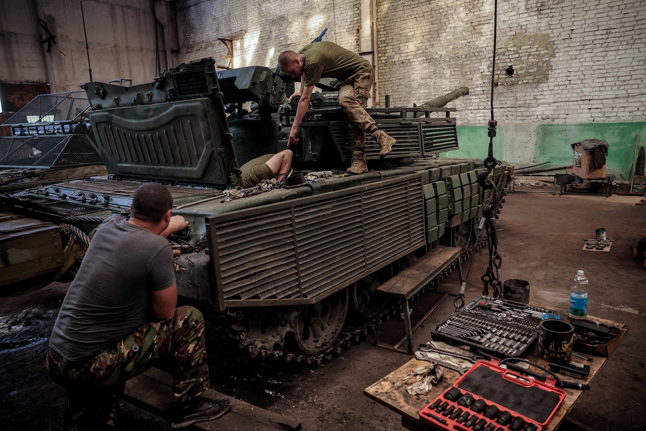 这张摄于18日，并由乌克兰第24机械化旅新闻处公开的宣传照片显示，以丹尼尔王命名的乌军第24机械化旅官兵正在一处未公开地点修理军事装备。法新社