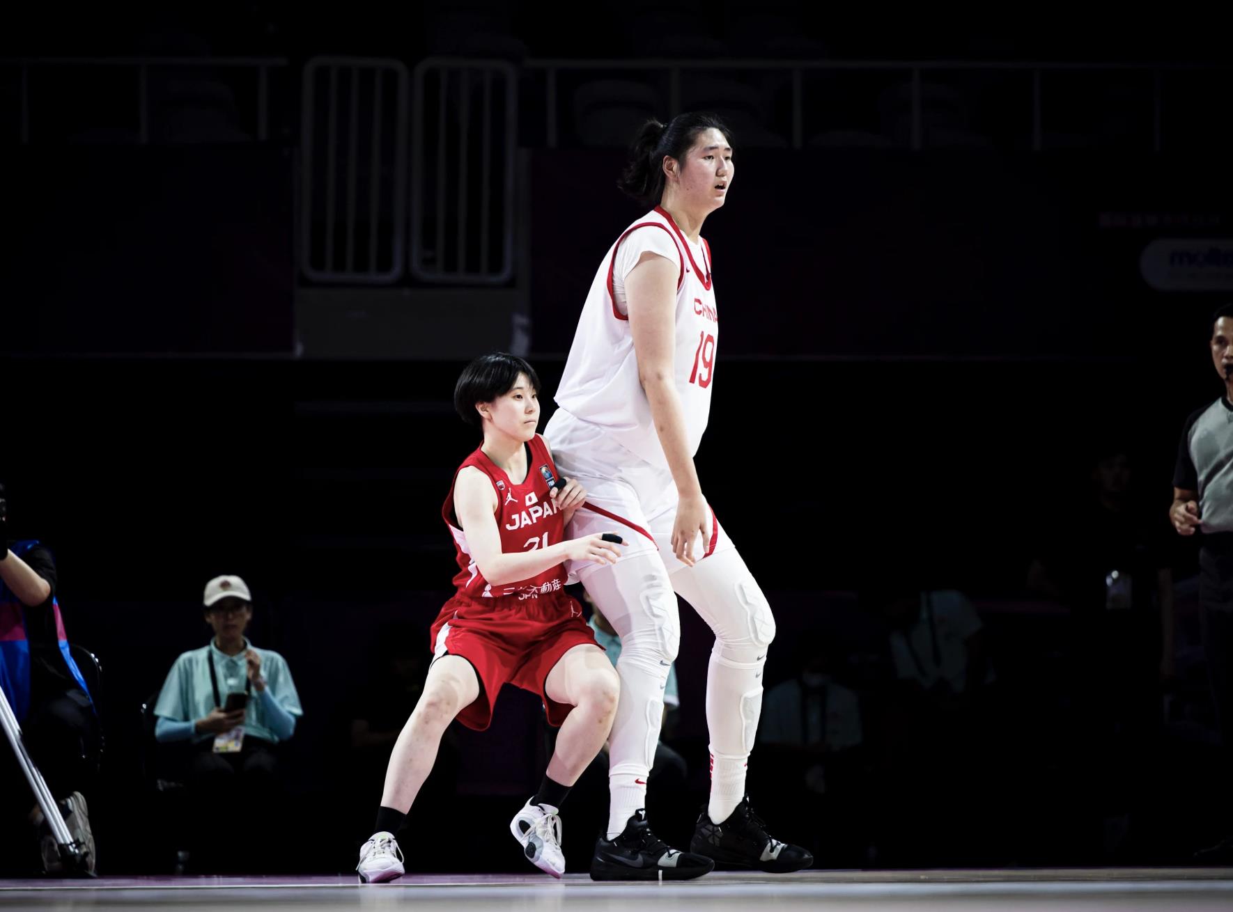220公分的中国中锋张子宇（右）高人一等。图／取自FIBA官网