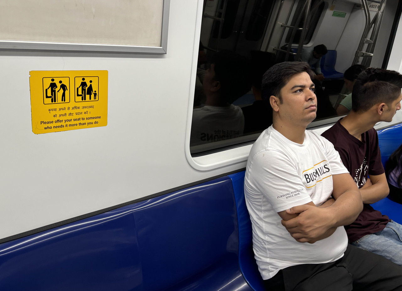 印度首都德里的捷运车厢内设有「优先座」，黄色的贴纸写著「请让给比你更有需要的人来坐」，上面画有持拐杖者和孕妇。中央社