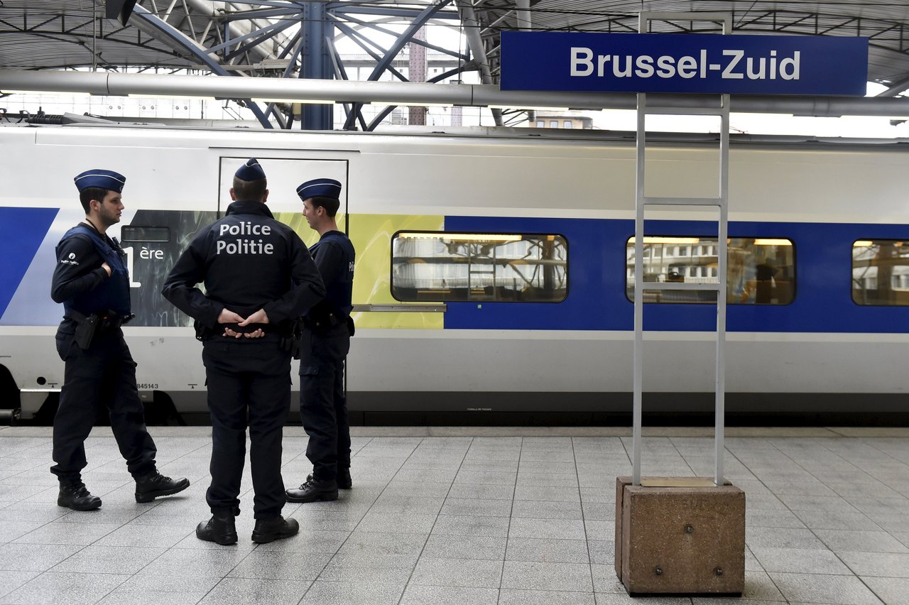 比利时警方指出，首都布鲁塞尔主要火车站南站附近一个以贩毒闻名的地区今天凌晨发生枪击案，造成2人丧命、2人受重伤。