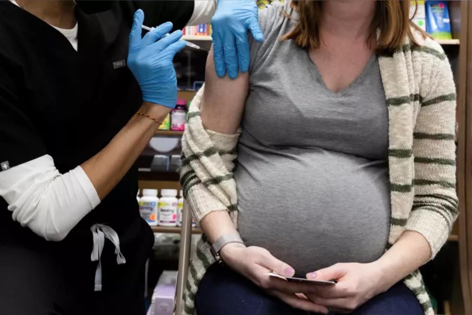 新冠疫情再度发烧，医师呼吁孕妇接种新冠疫苗。示意图，非新闻当事人。路透