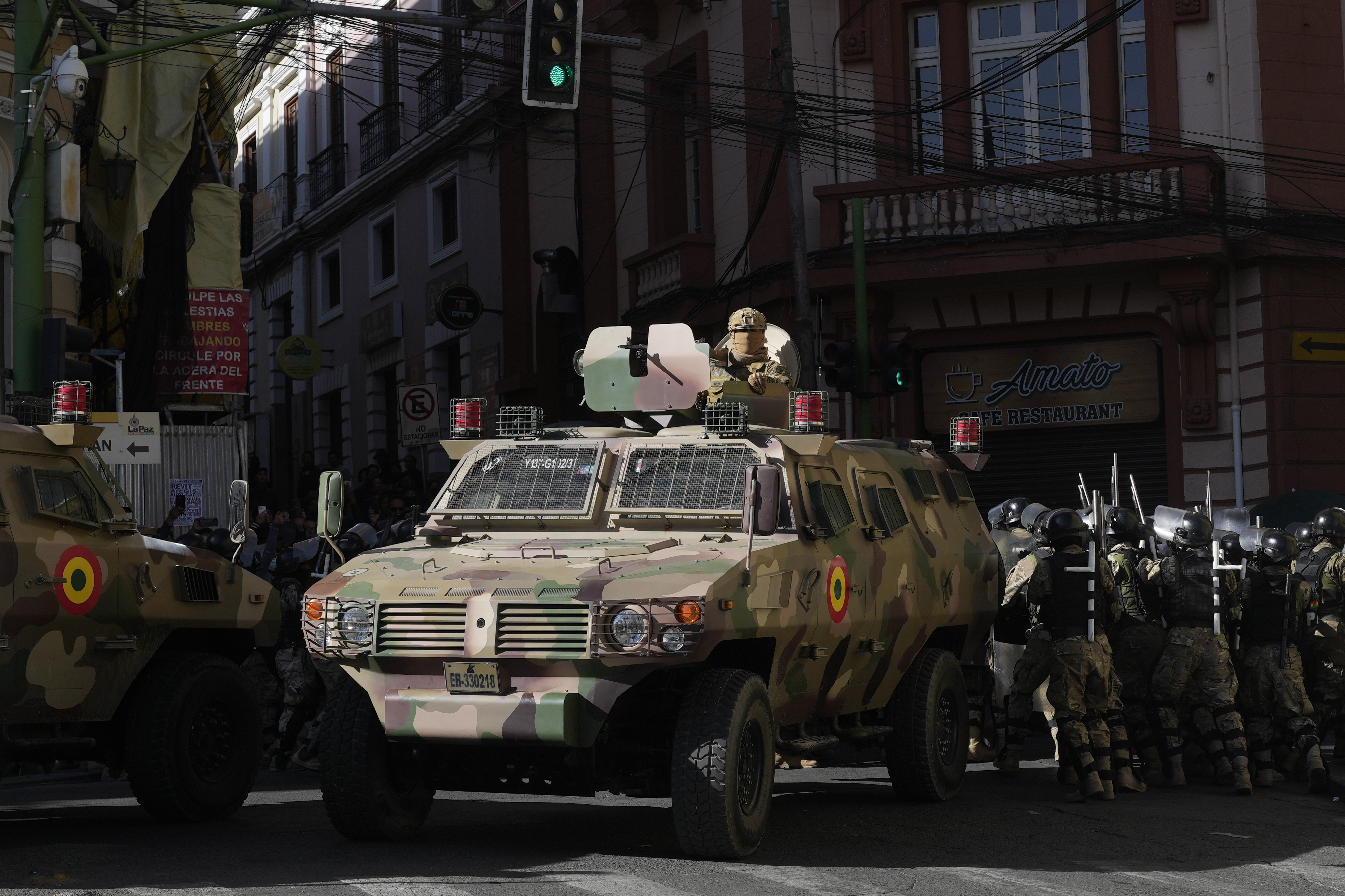 南美国家玻利维亚26日爆发政变，全副武装的士兵试图闯进首都拉巴斯市中心的政府总部。美联社