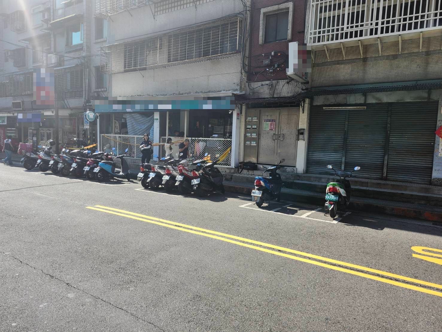 台北市内湖警分局6月26日上午7时许获报，47岁党男同居人指称，一早听闻狗叫声下楼查看，发现党男在店内1楼轻生。记者李隆揆／翻摄
